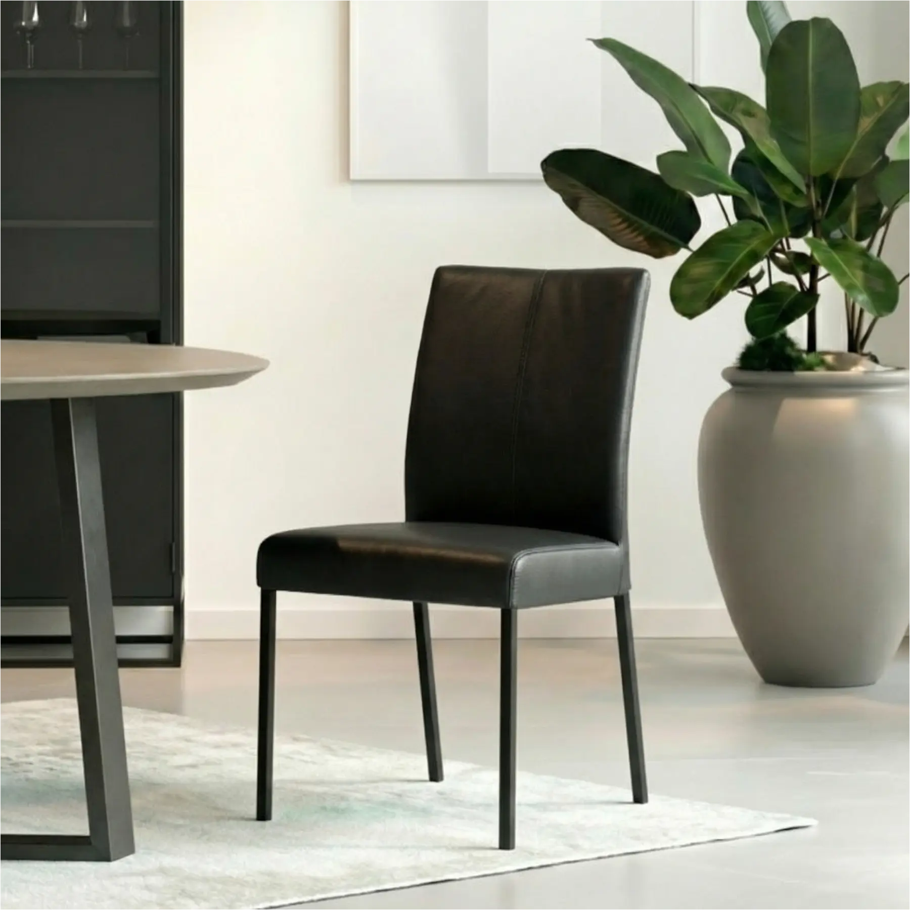 afbeelding van Leren eetkamerstoel Comfort - Hermes Nero (zwart) - Poten staal vierkant zwart