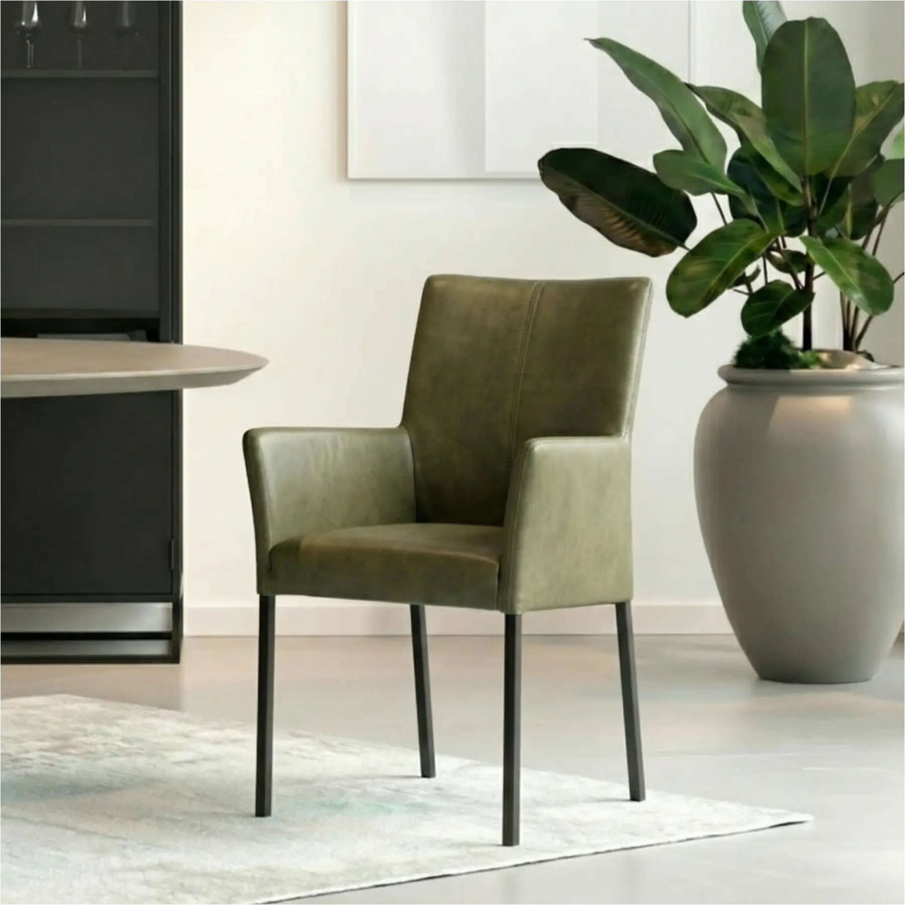 afbeelding van Leren eetkamerstoel Comfort met armleuning - Granada Moss (olijf/groen) - Poten staal vierkant zwart