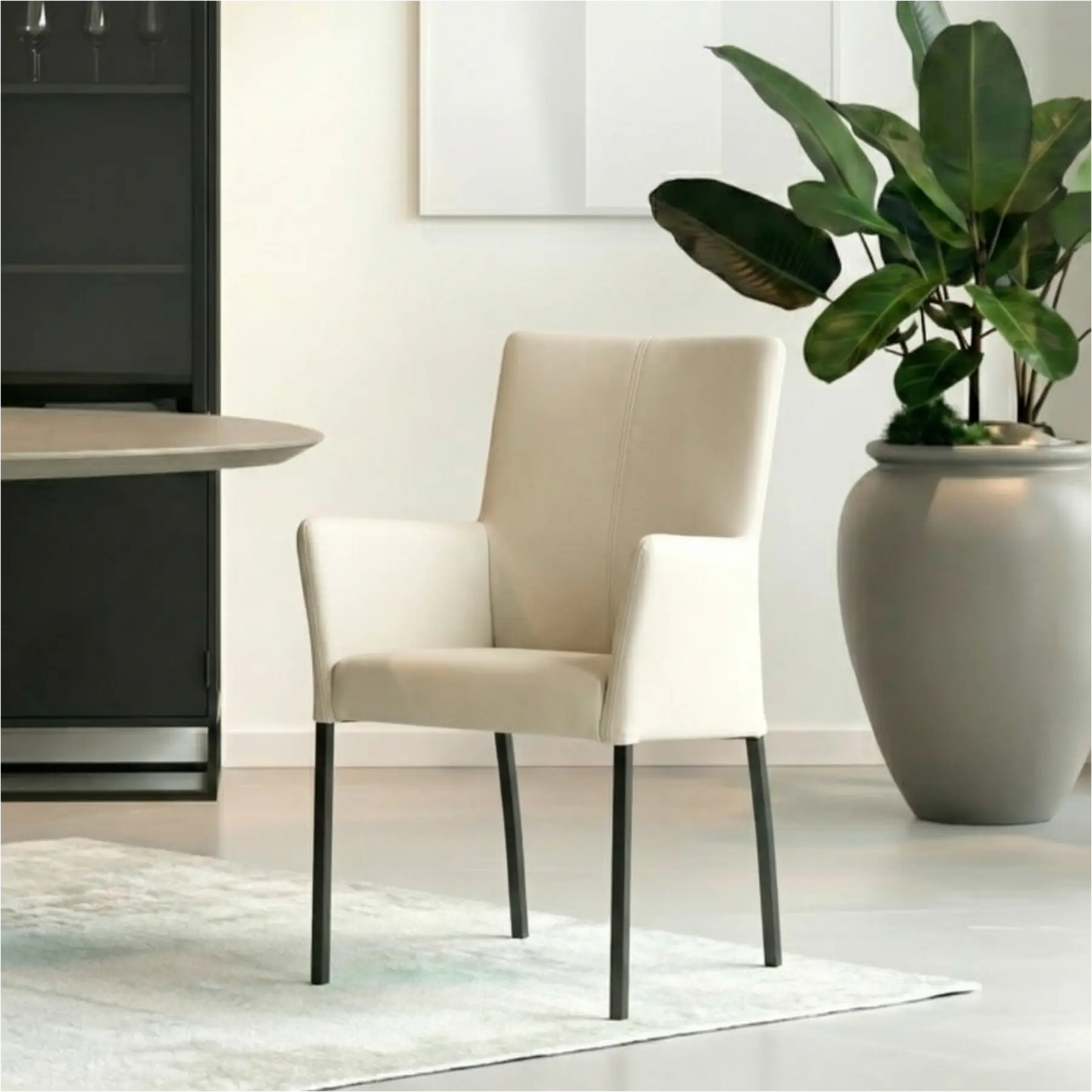 afbeelding van Leren eetkamerstoel Comfort met armleuning - Toledo Misty (crème) - Poten staal vierkant zwart