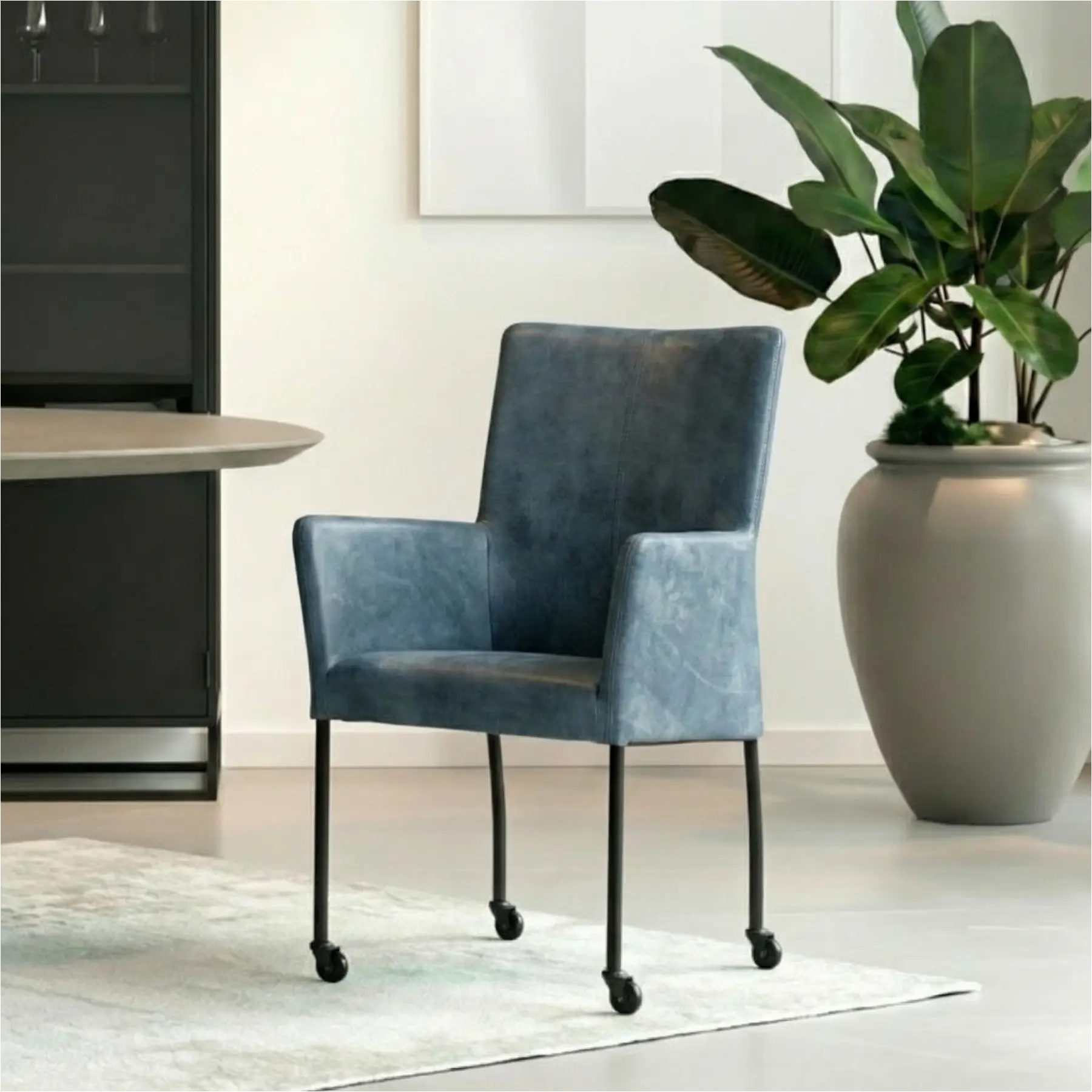 afbeelding van Leren eetkamerstoel Comfort met wieltjes en armleuning