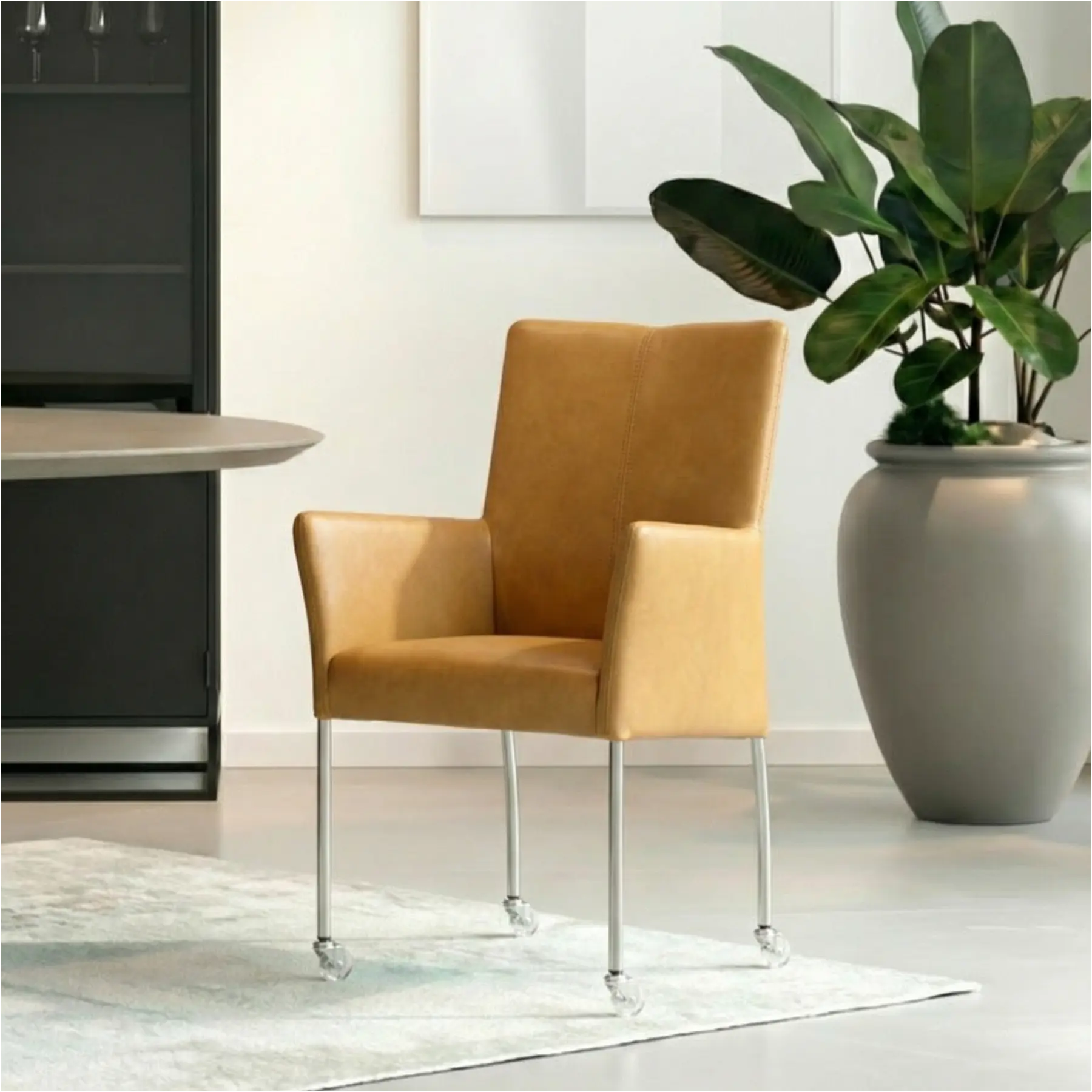 afbeelding van Leren eetkamerstoel Comfort met wieltjes en armleuning - Granada Amber (cognac) - Poten staal rond RVS