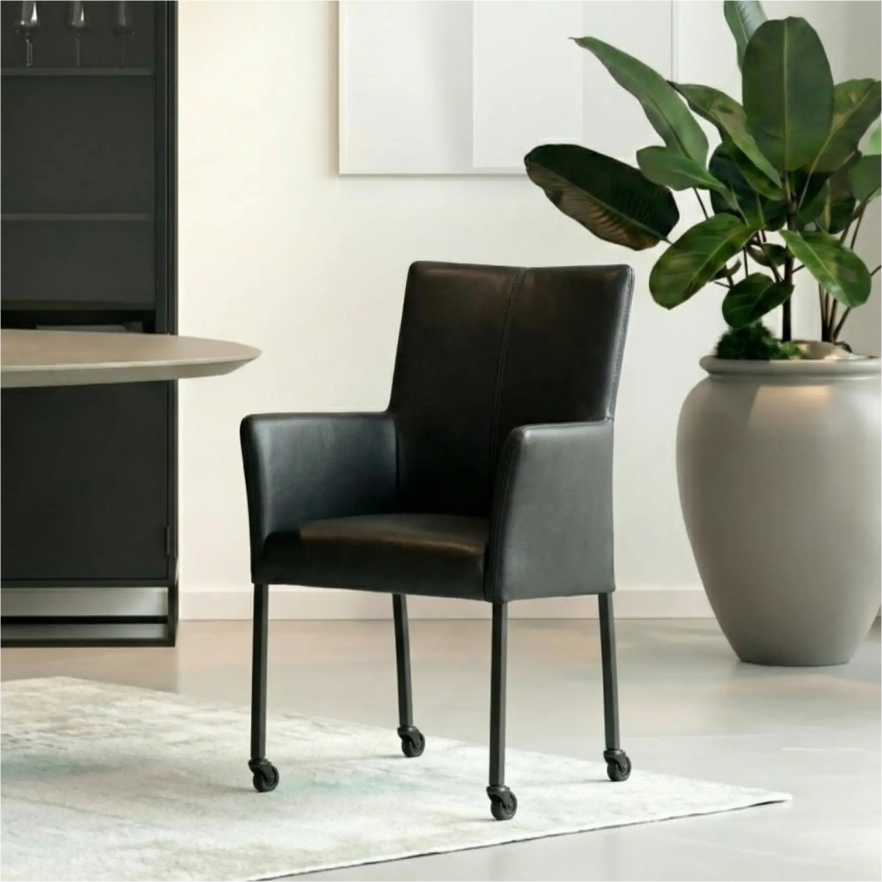afbeelding van Leren eetkamerstoel Comfort met wieltjes en armleuning - Granada Black (zwart) - Poten staal rond zwart