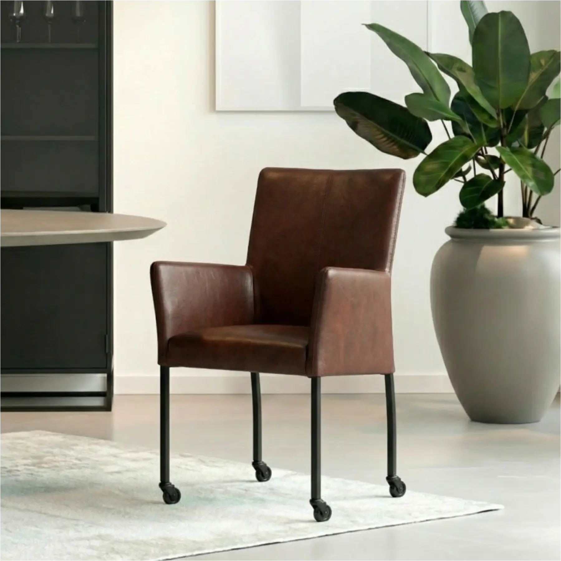 afbeelding van Leren eetkamerstoel Comfort met wieltjes en armleuning - Granada Cognac (donkercognac) - Poten staal vierkant zwart