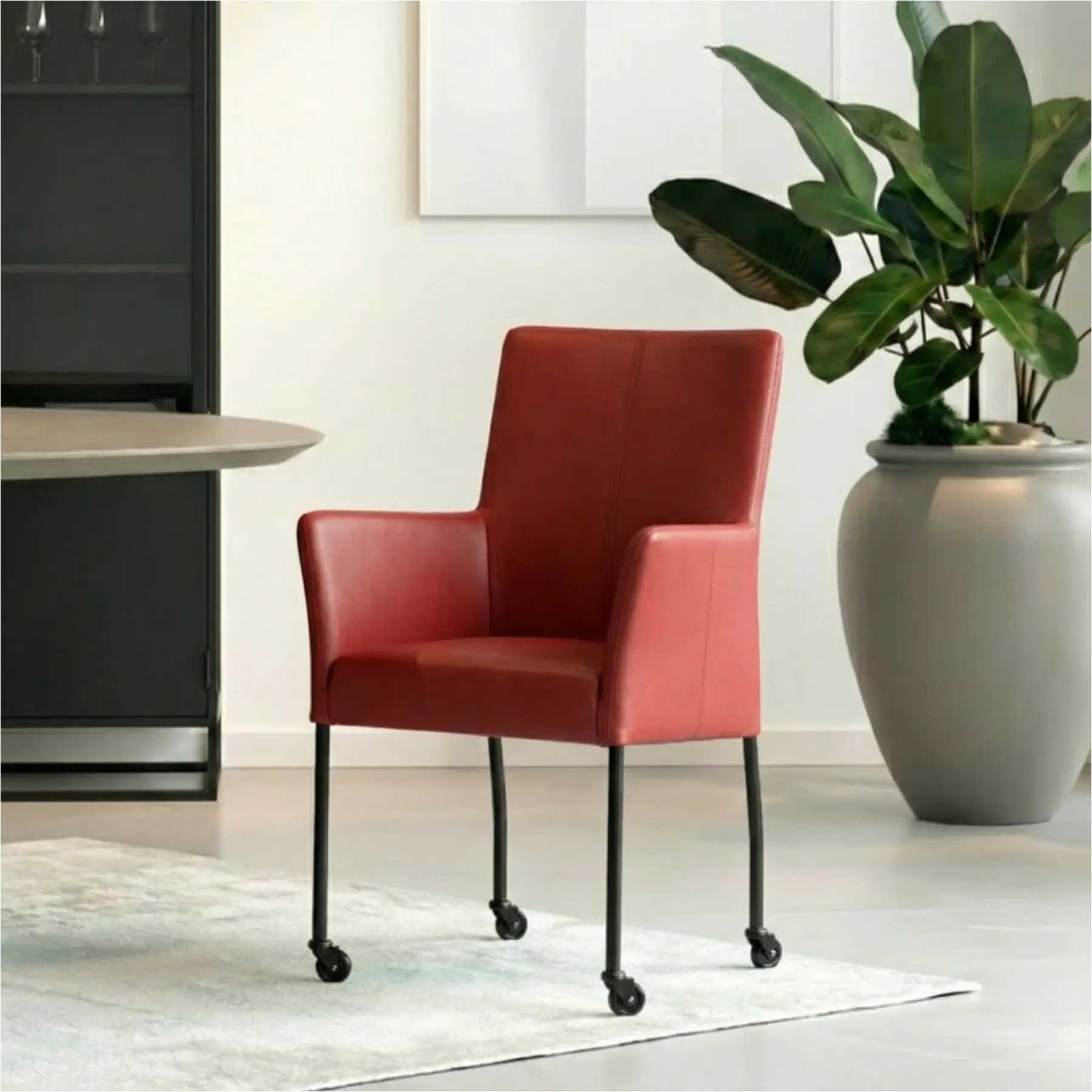 afbeelding van Leren eetkamerstoel Comfort met wieltjes en armleuning - Toledo Cherry (rood) - Poten staal rond zwart