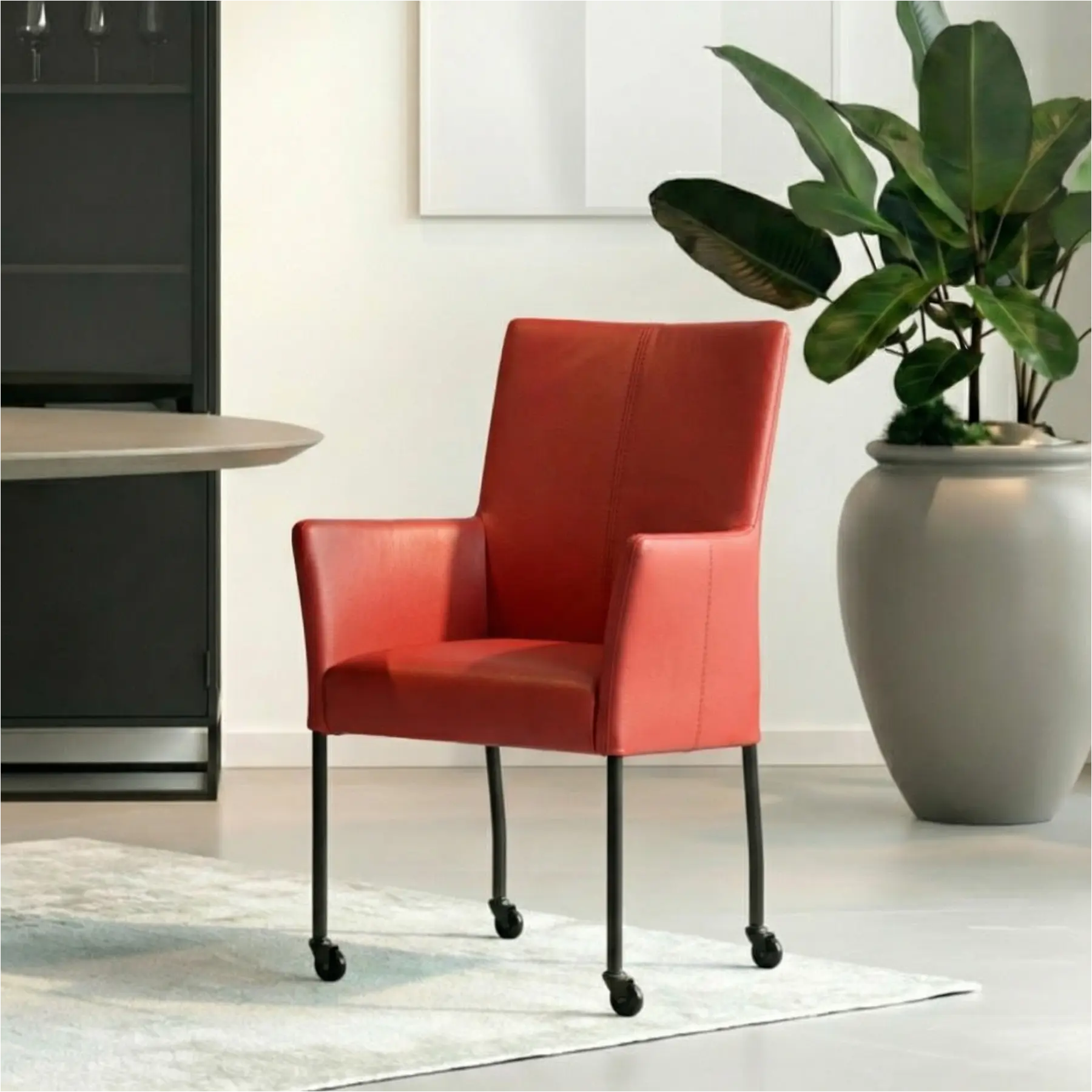 afbeelding van Leren eetkamerstoel Comfort met wieltjes en armleuning - Toledo Ducati (rood) - Poten staal rond zwart