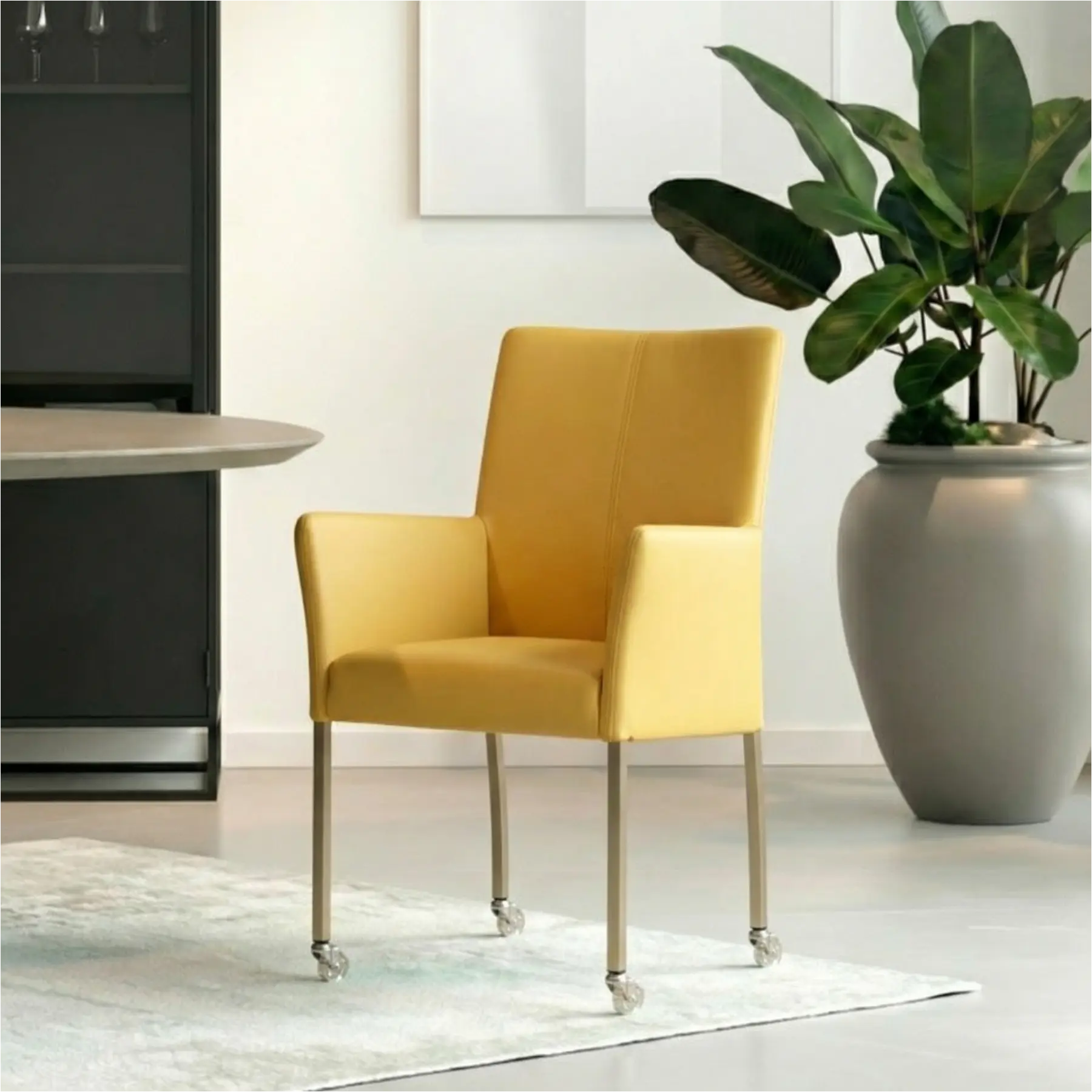 afbeelding van Leren eetkamerstoel Comfort met wieltjes en armleuning - Toledo Giallo (geel) - Poten staal vierkant RVS