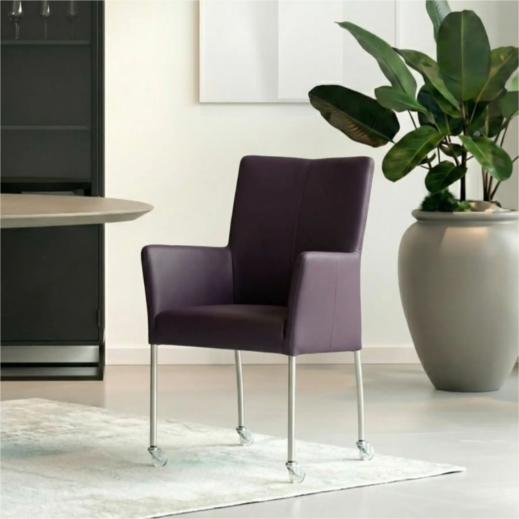 afbeelding van Leren eetkamerstoel Comfort met wieltjes en armleuning - Toledo Merlin (donkerpaars) - Poten staal rond RVS