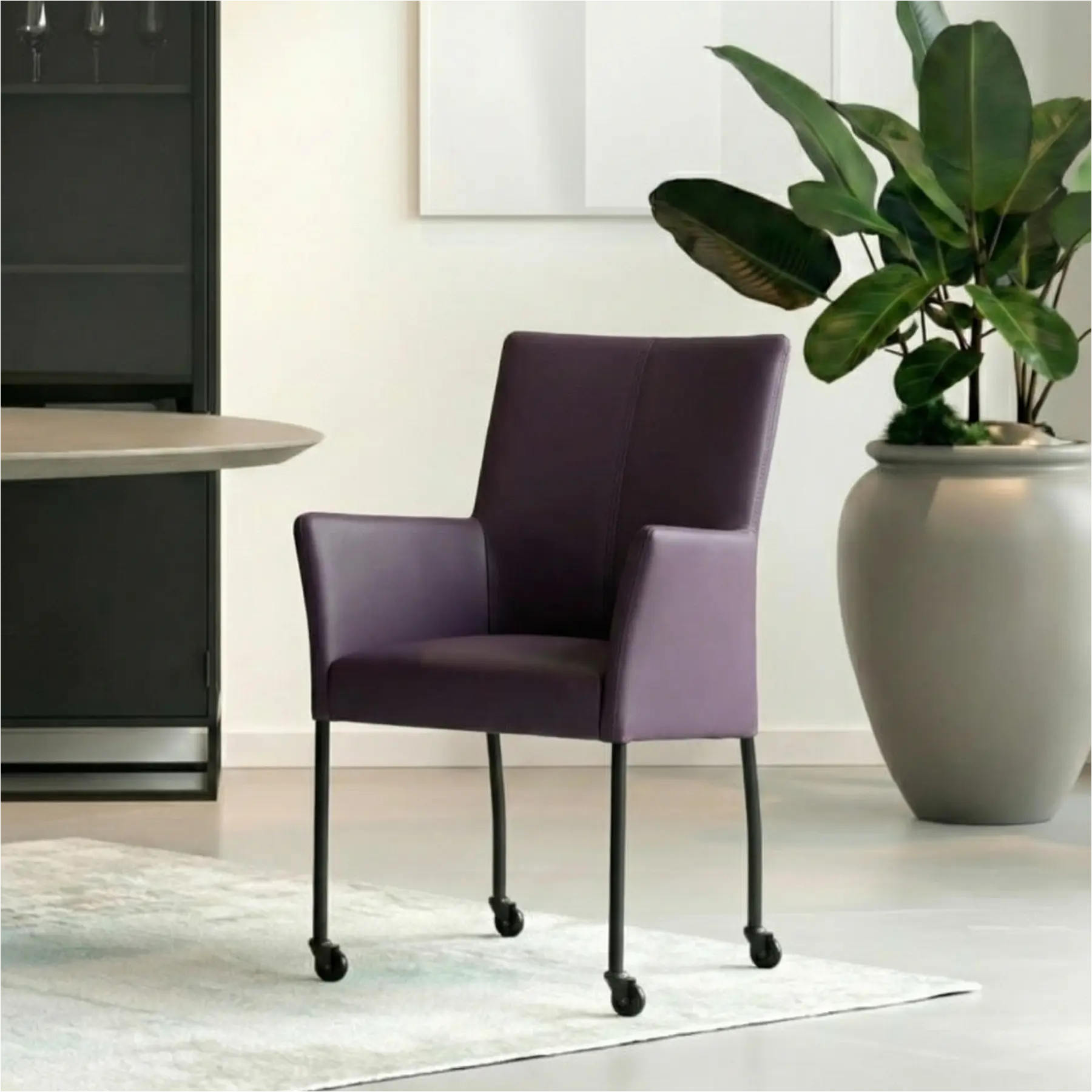 afbeelding van Leren eetkamerstoel Comfort met wieltjes en armleuning - Toledo Merlin (donkerpaars) - Poten staal rond zwart