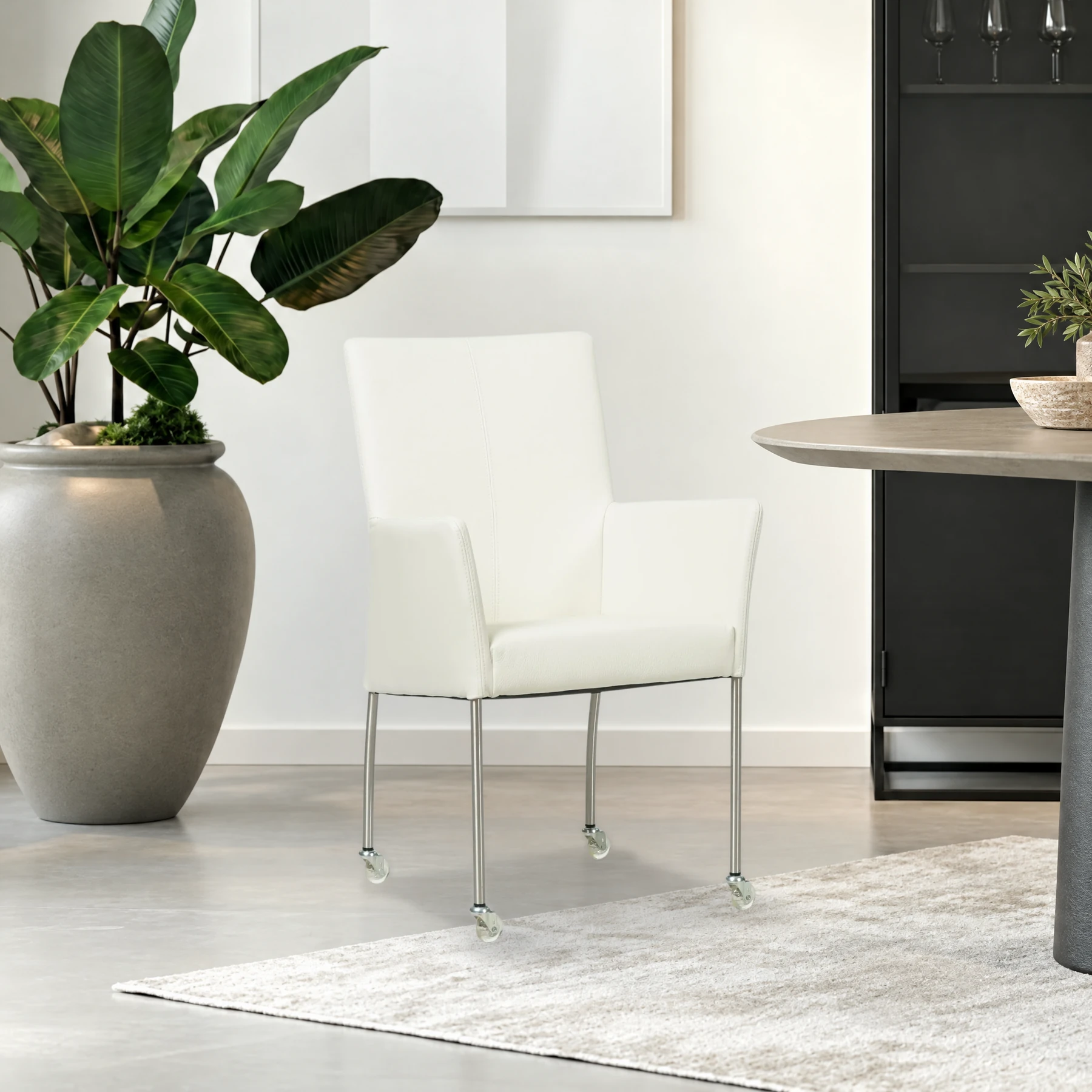 afbeelding van Leren eetkamerstoel Comfort met wieltjes en armleuning - Toledo Purewhite (wit) - Poten staal rond RVS