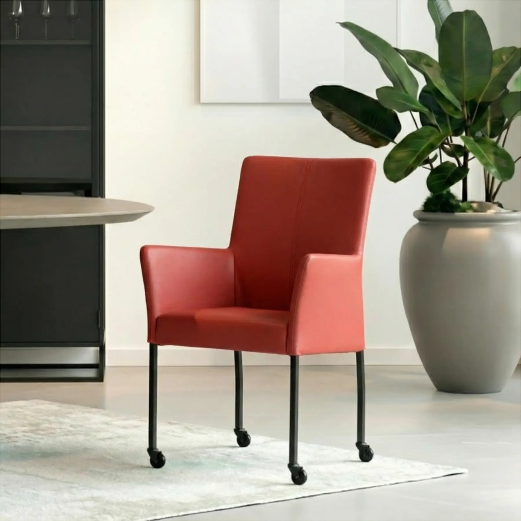 afbeelding van Leren eetkamerstoel Comfort met wieltjes en armleuning - Toledo Siegelstein (rood) - Poten staal vierkant zwart