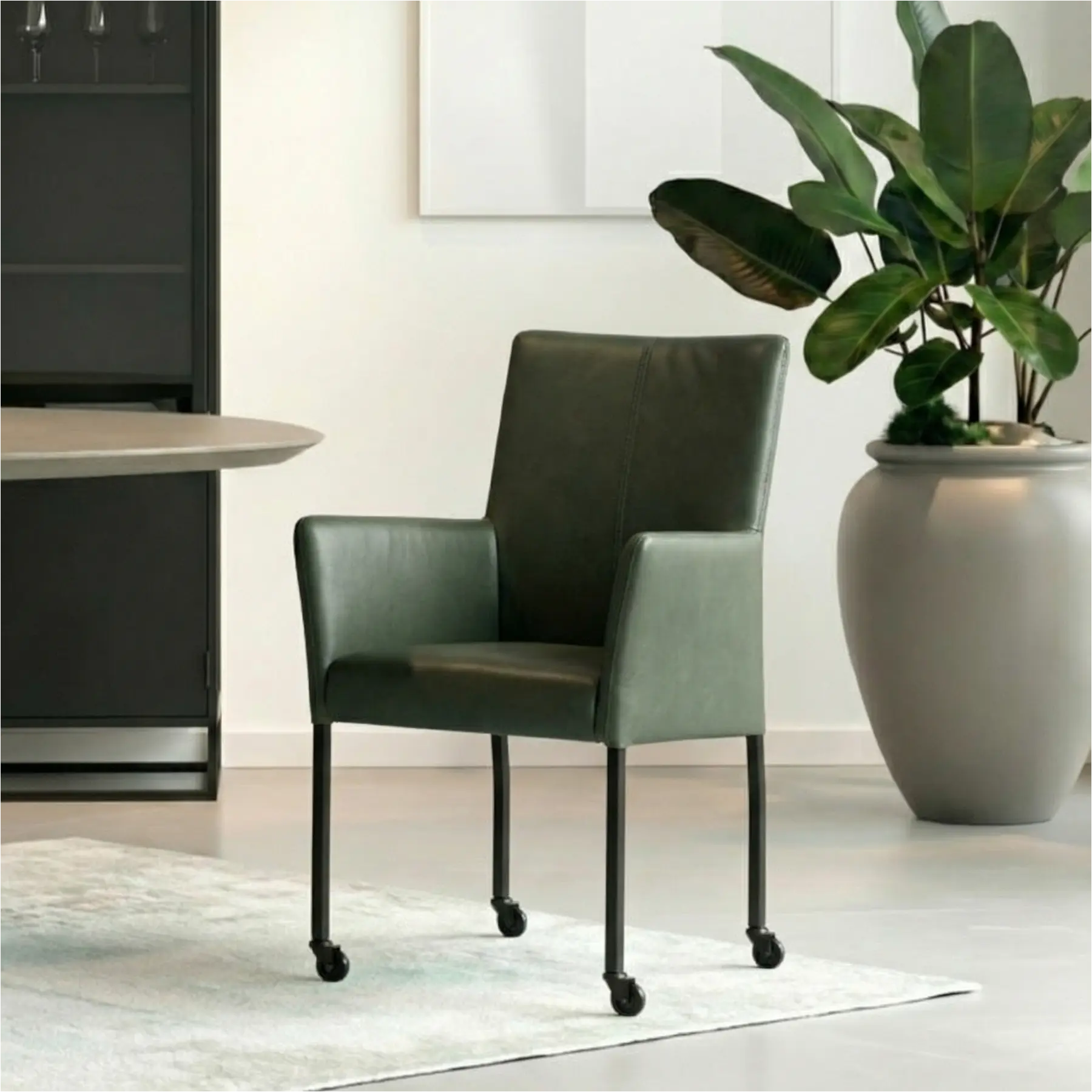 afbeelding van Leren eetkamerstoel Comfort met wieltjes en armleuning - Toledo Verde (donkergroen) - Poten staal vierkant zwart