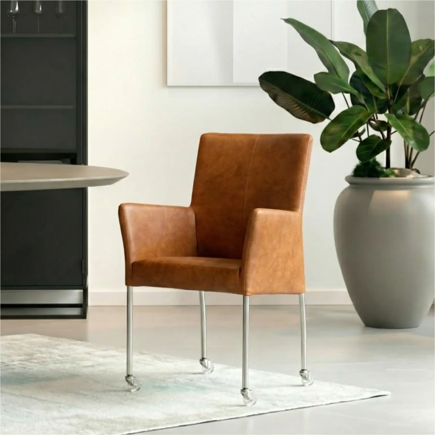 afbeelding van Leren eetkamerstoel Comfort met wieltjes en armleuning - Vintage Cognac (cognac) - Poten staal rond RVS