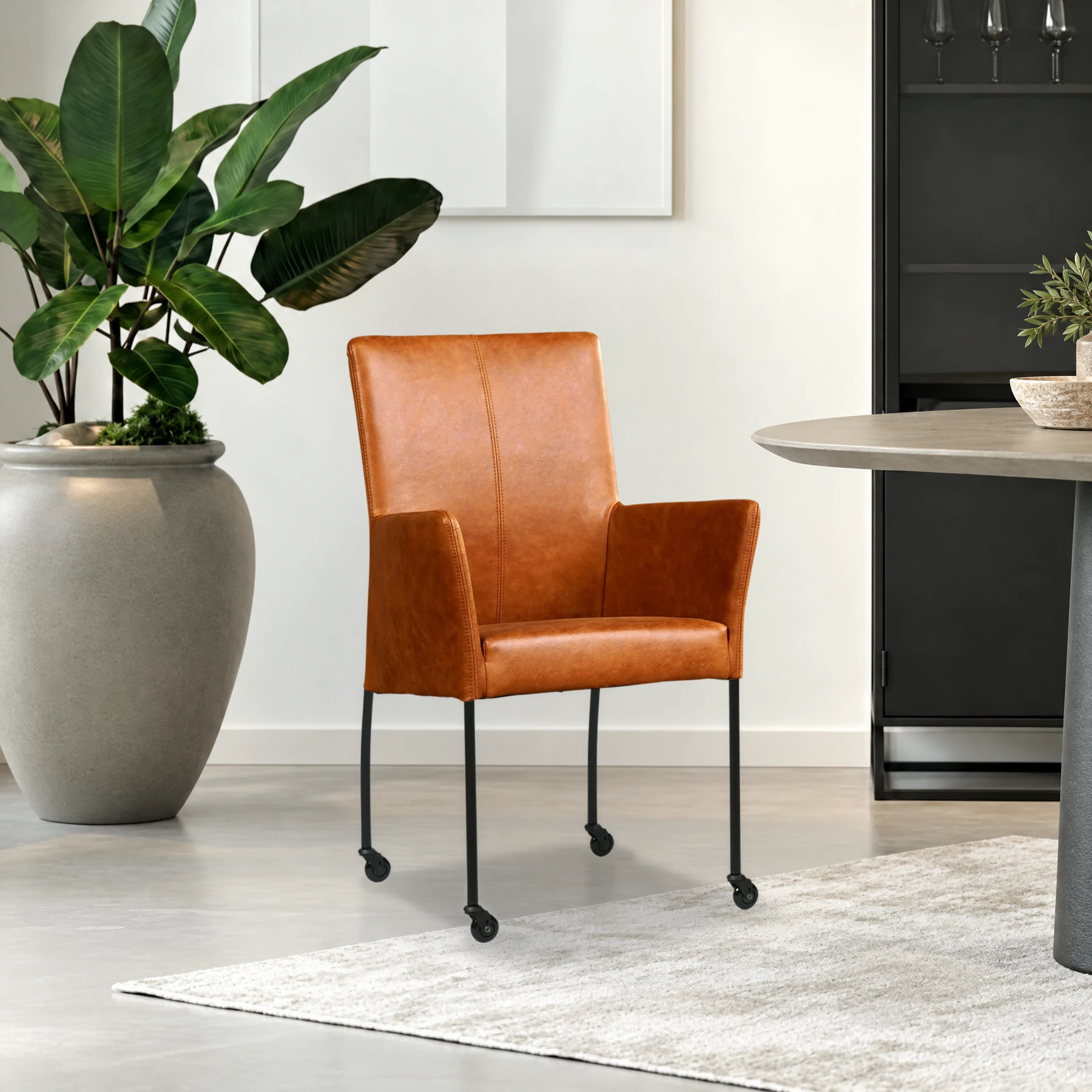 afbeelding van Leren eetkamerstoel Comfort met wieltjes en armleuning - Vintage Cognac (cognac) - Poten staal rond zwart