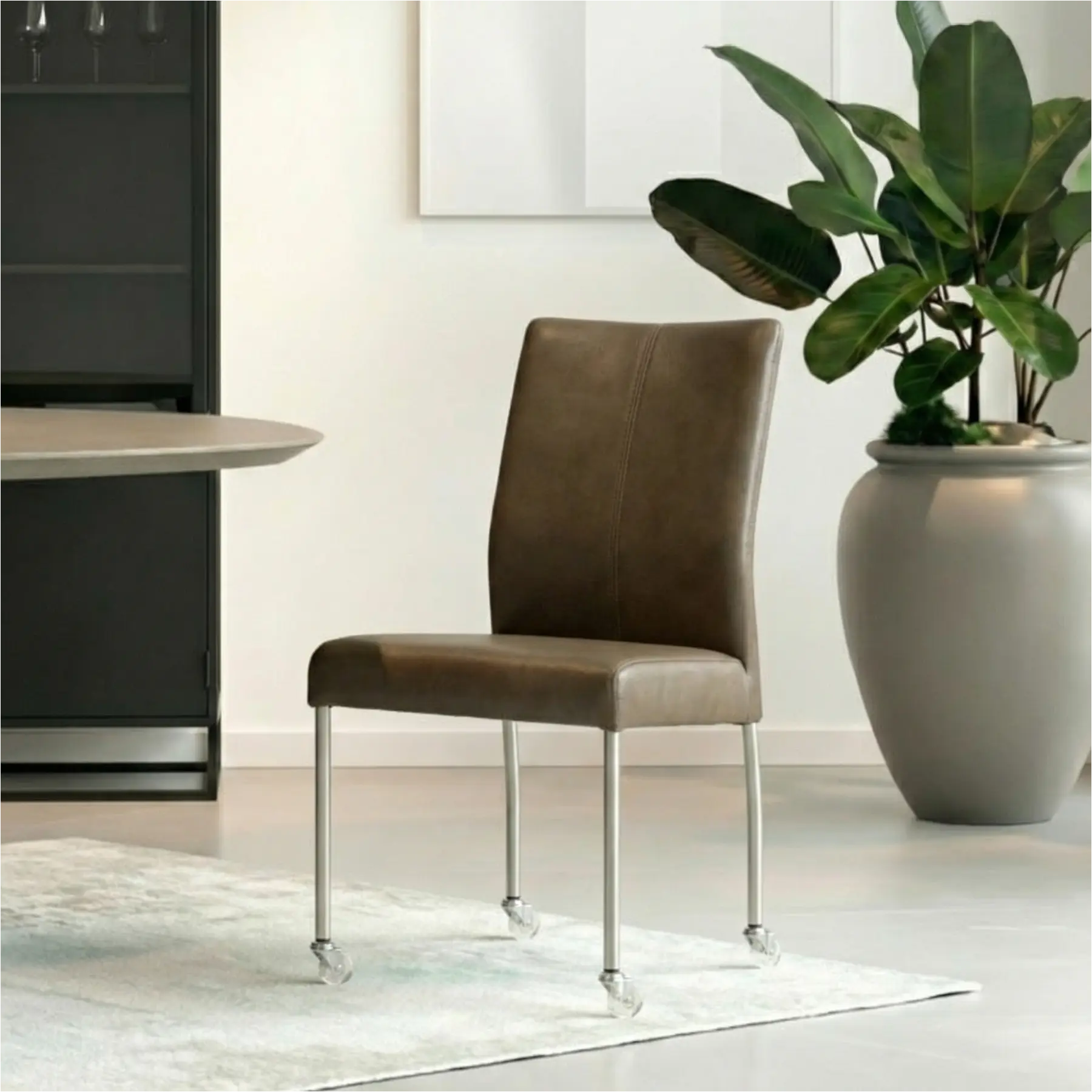 afbeelding van Leren eetkamerstoel Comfort met wieltjes - Granada Ash (grijs/bruin) - Poten staal rond RVS