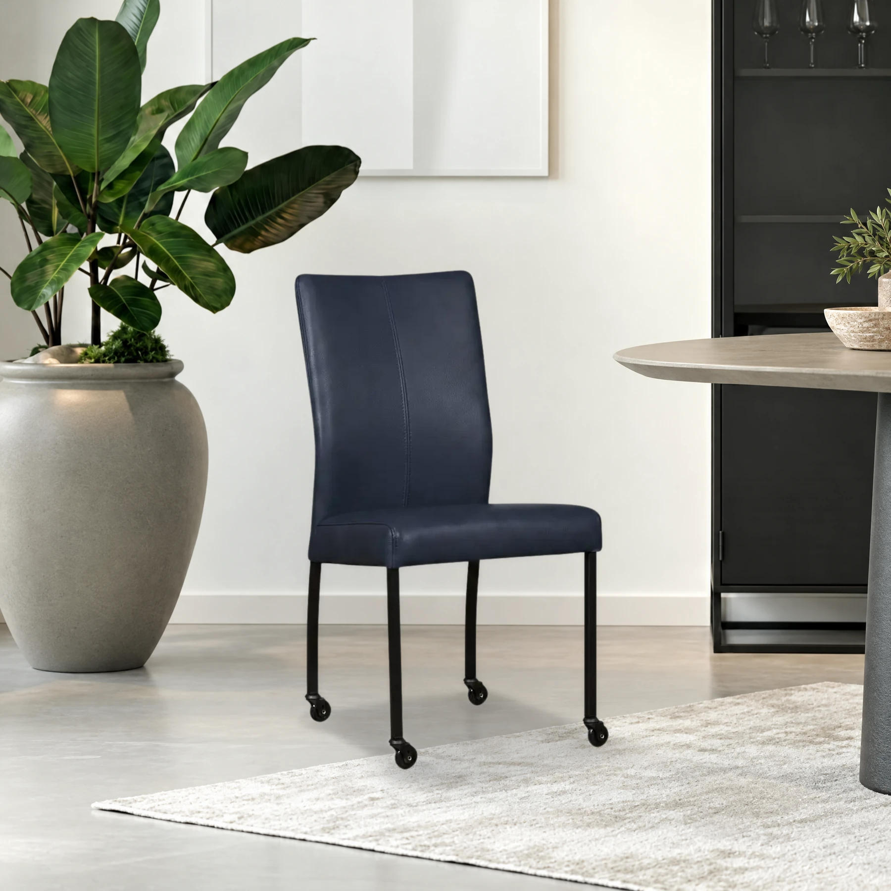 afbeelding van Leren eetkamerstoel Comfort met wieltjes - Granada Blue (blauw) - Poten staal vierkant zwart