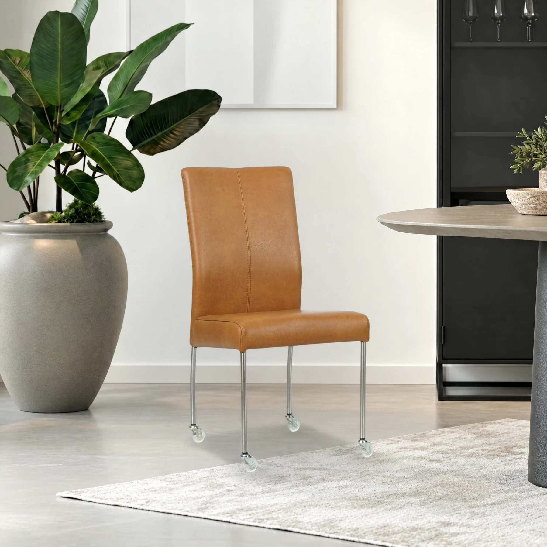 afbeelding van Leren eetkamerstoel Comfort met wieltjes - Granada Sahara (cognac) - Poten staal rond RVS