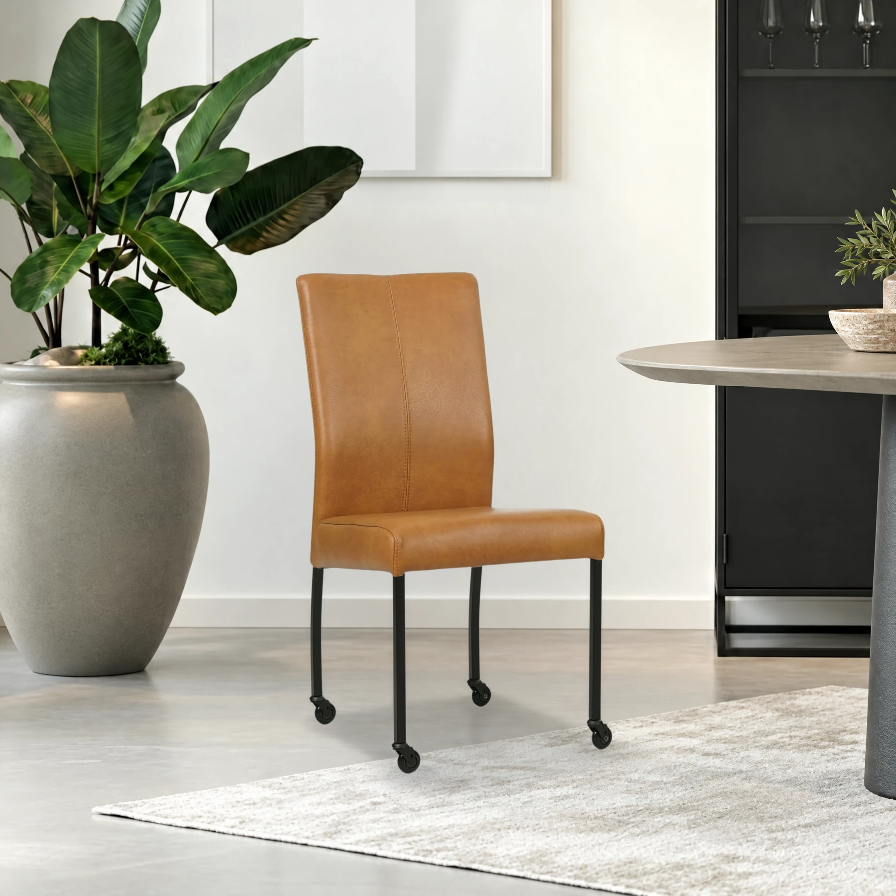 afbeelding van Leren eetkamerstoel Comfort met wieltjes - Granada Sahara (cognac) - Poten staal vierkant zwart