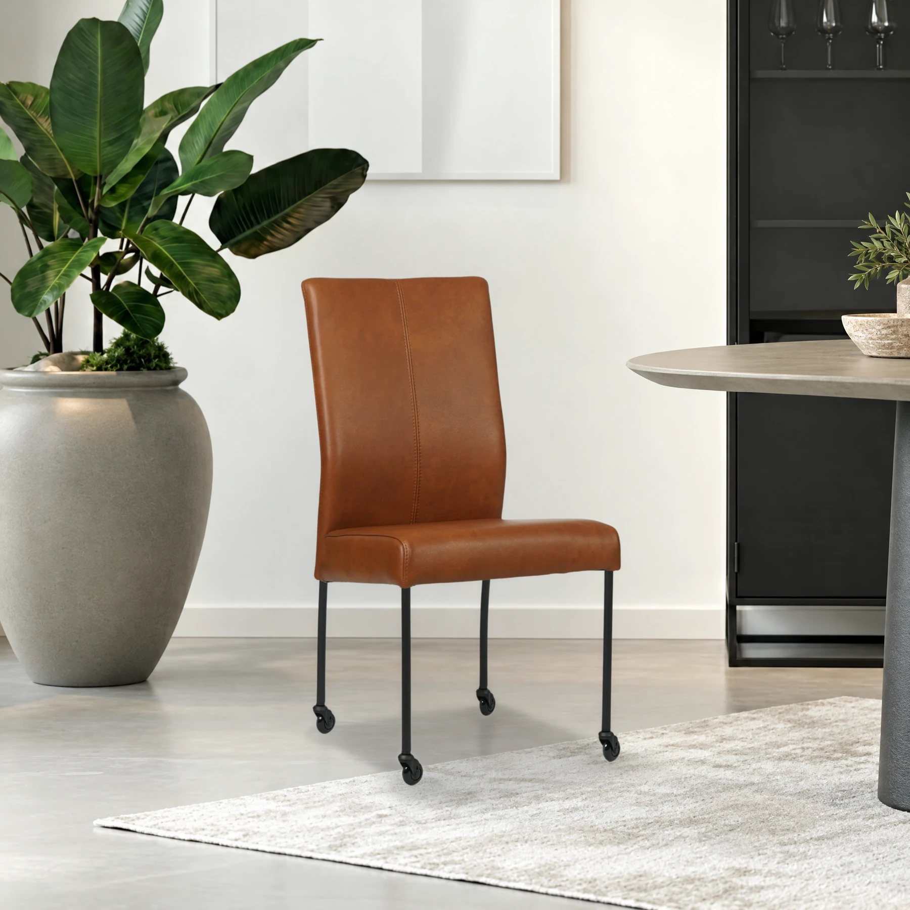 afbeelding van Leren eetkamerstoel Comfort met wieltjes - Granada Savannah (cognac) - Poten staal rond zwart