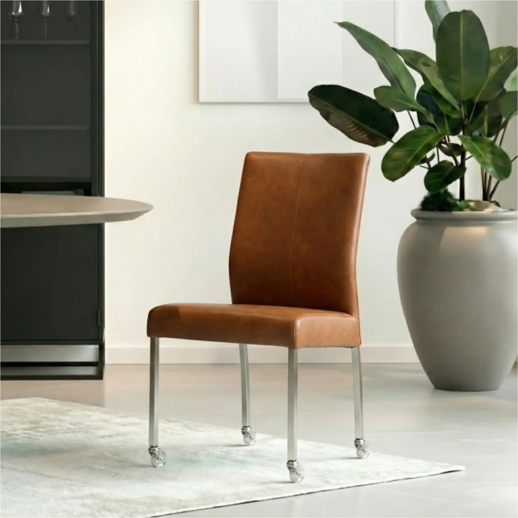 afbeelding van Leren eetkamerstoel Comfort met wieltjes - Granada Savannah (cognac) - Poten staal vierkant RVS