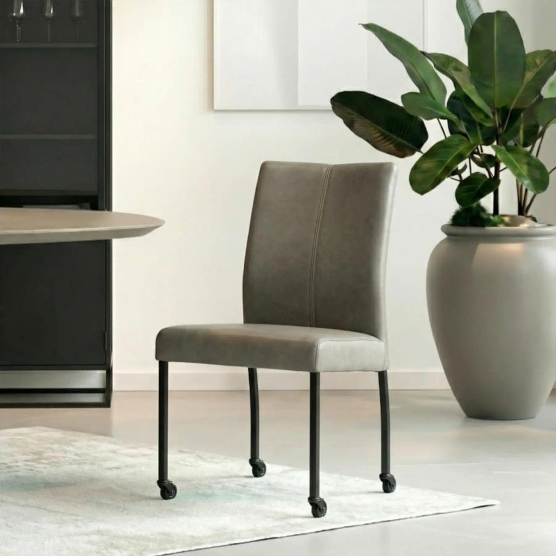 afbeelding van Leren eetkamerstoel Comfort met wieltjes - Granada Steel (grijs) - Poten staal vierkant zwart