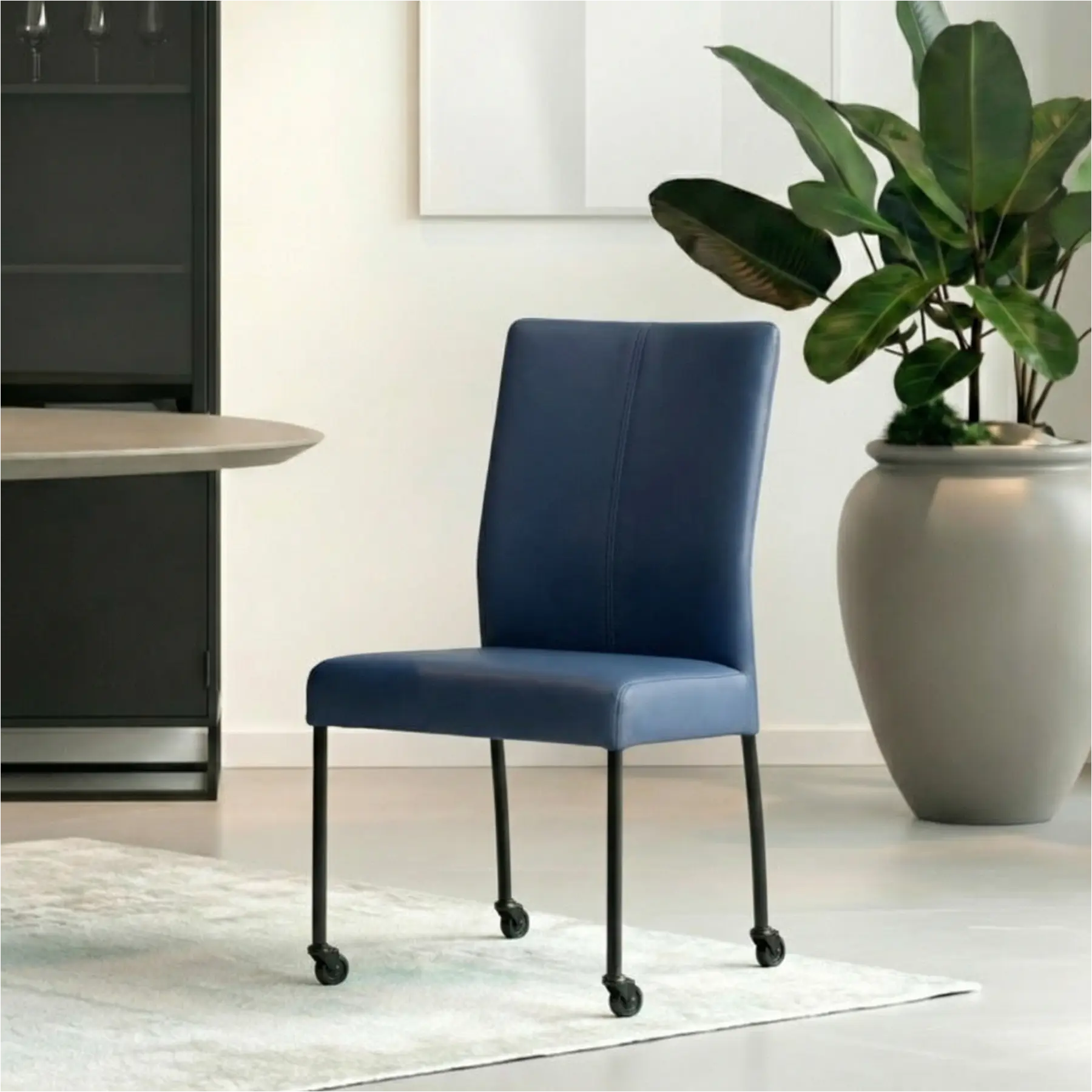 afbeelding van Leren eetkamerstoel Comfort met wieltjes - Hermes Kobalt (blauw) - Poten staal rond zwart