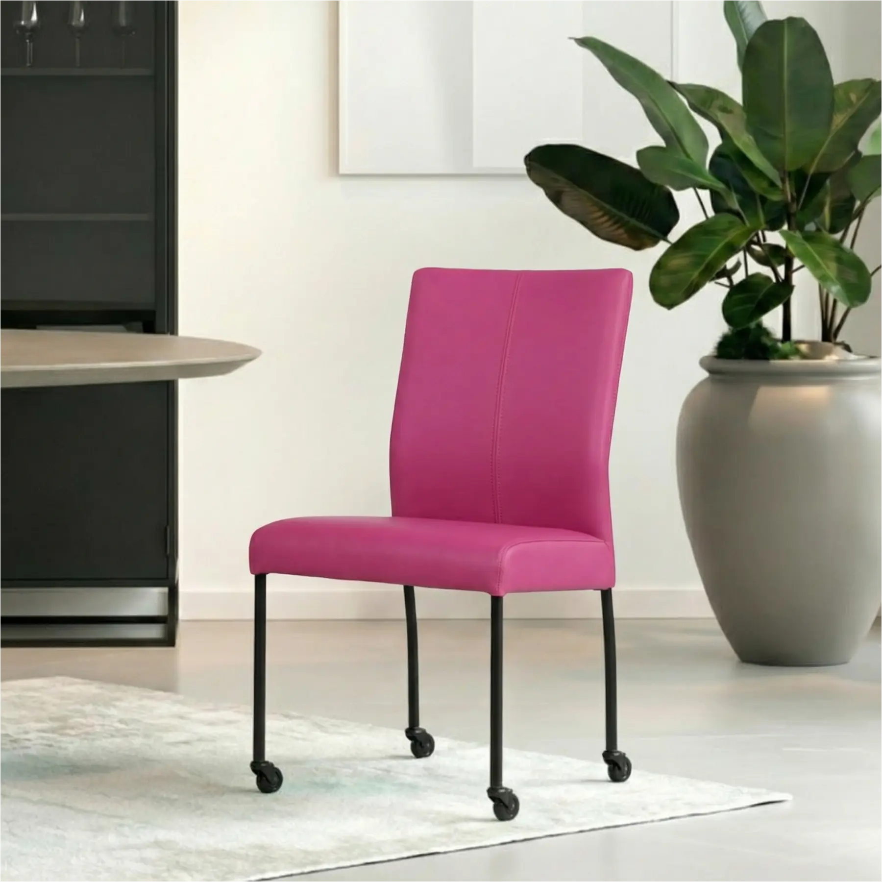 afbeelding van Leren eetkamerstoel Comfort met wieltjes - Hermes Purple (felpaars) - Poten staal rond zwart