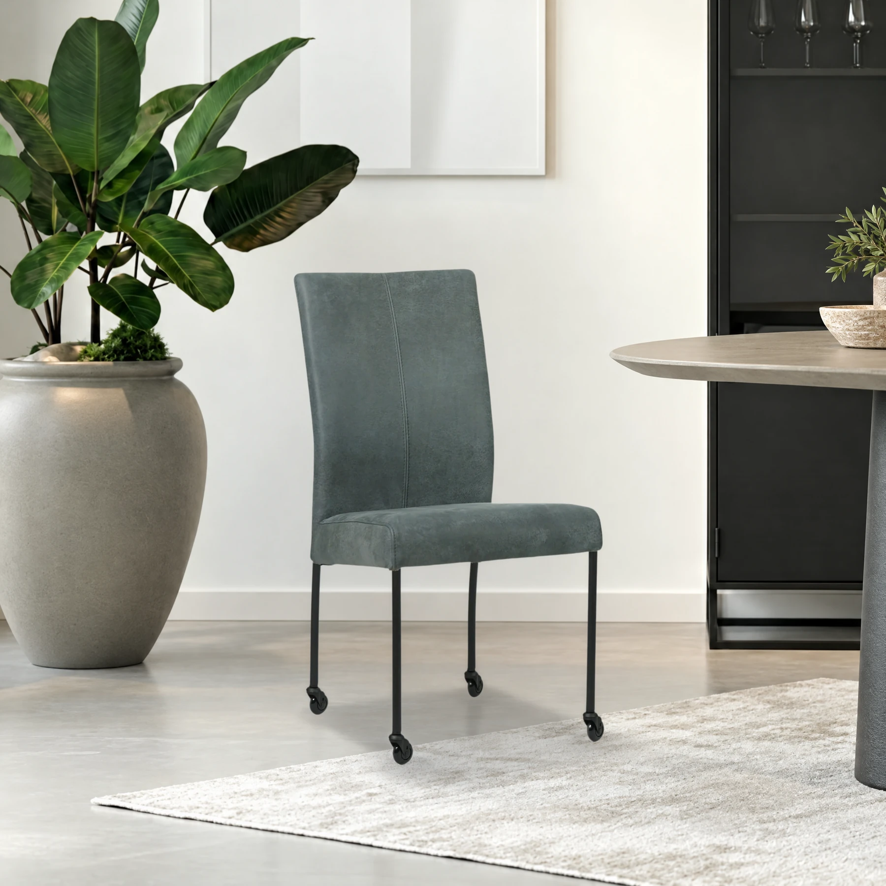 afbeelding van Leren eetkamerstoel Comfort met wieltjes - Kenia Denim (blauw) - Poten staal rond zwart