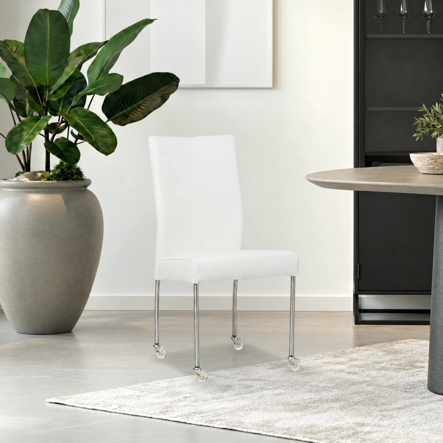afbeelding van Leren eetkamerstoel Comfort met wieltjes - Toledo Bianco (gebroken wit) - Poten staal rond RVS