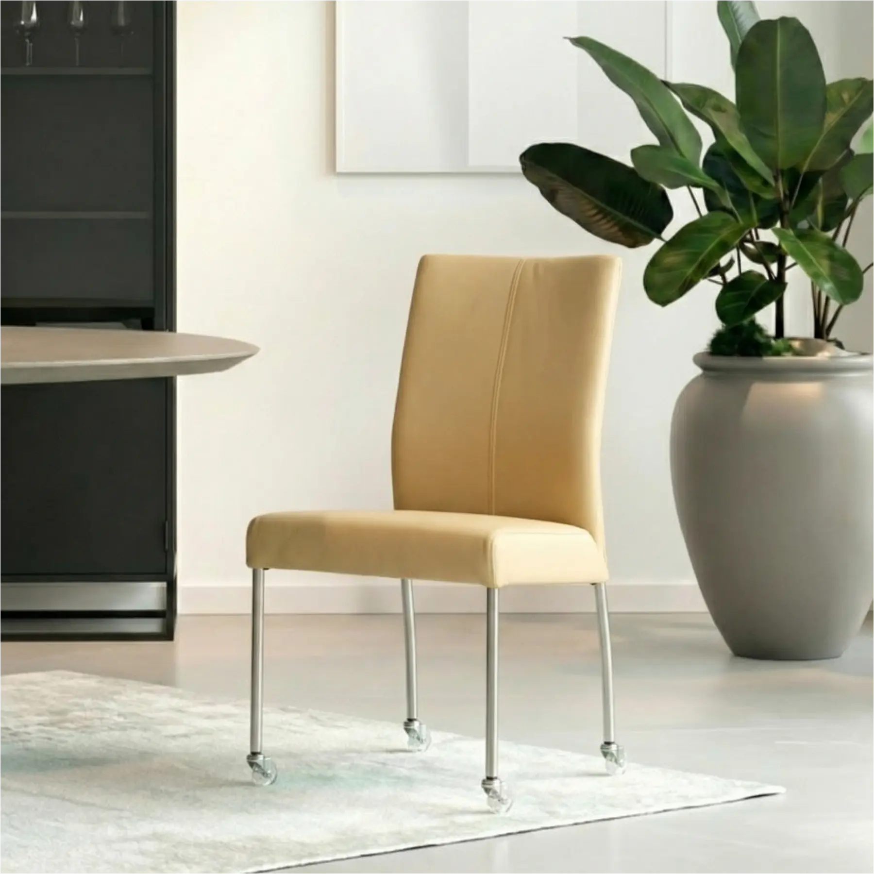 afbeelding van Leren eetkamerstoel Comfort met wieltjes - Toledo Dessert (geel) - Poten staal rond RVS