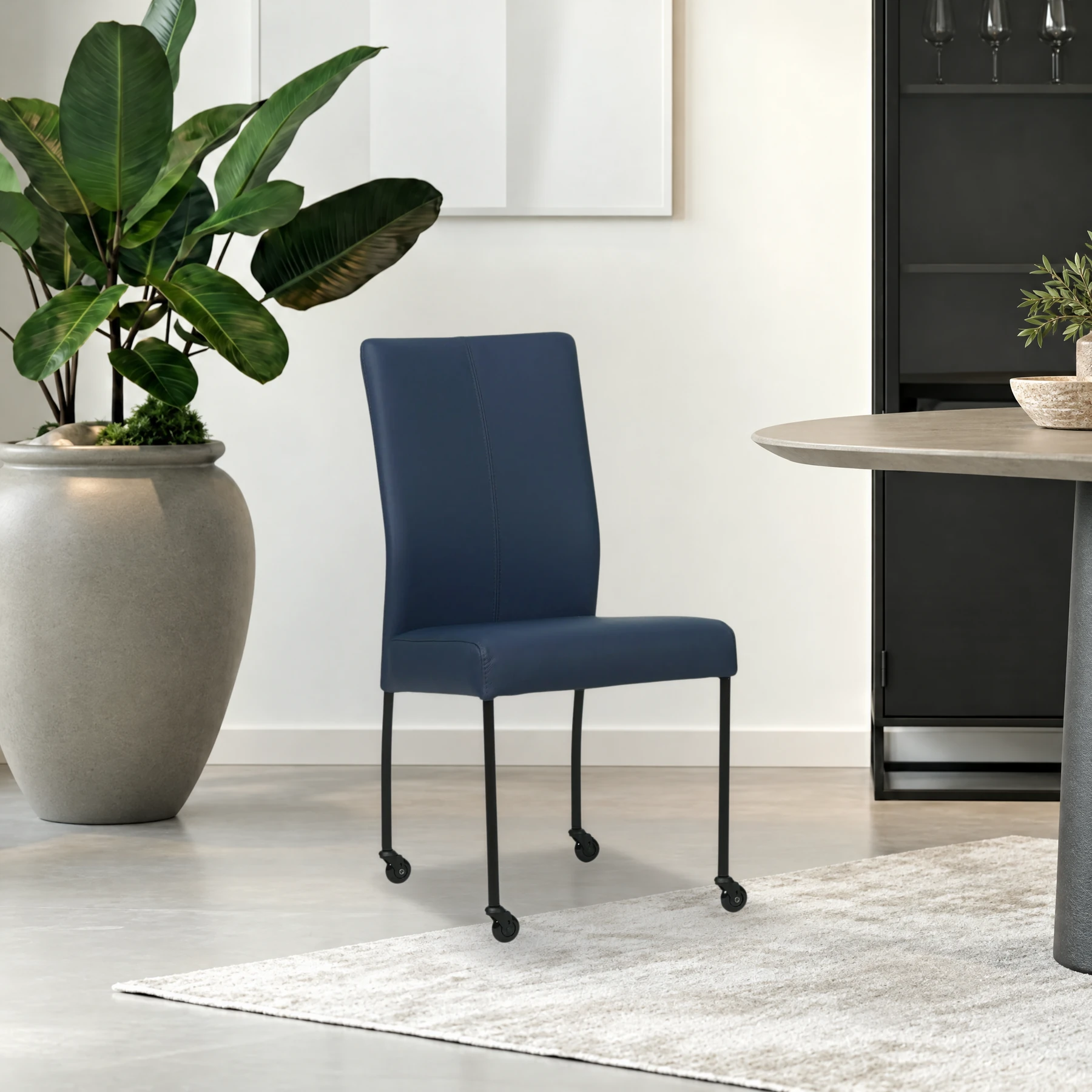 afbeelding van Leren eetkamerstoel Comfort met wieltjes - Toledo Kobalt (blauw) - Poten staal rond zwart
