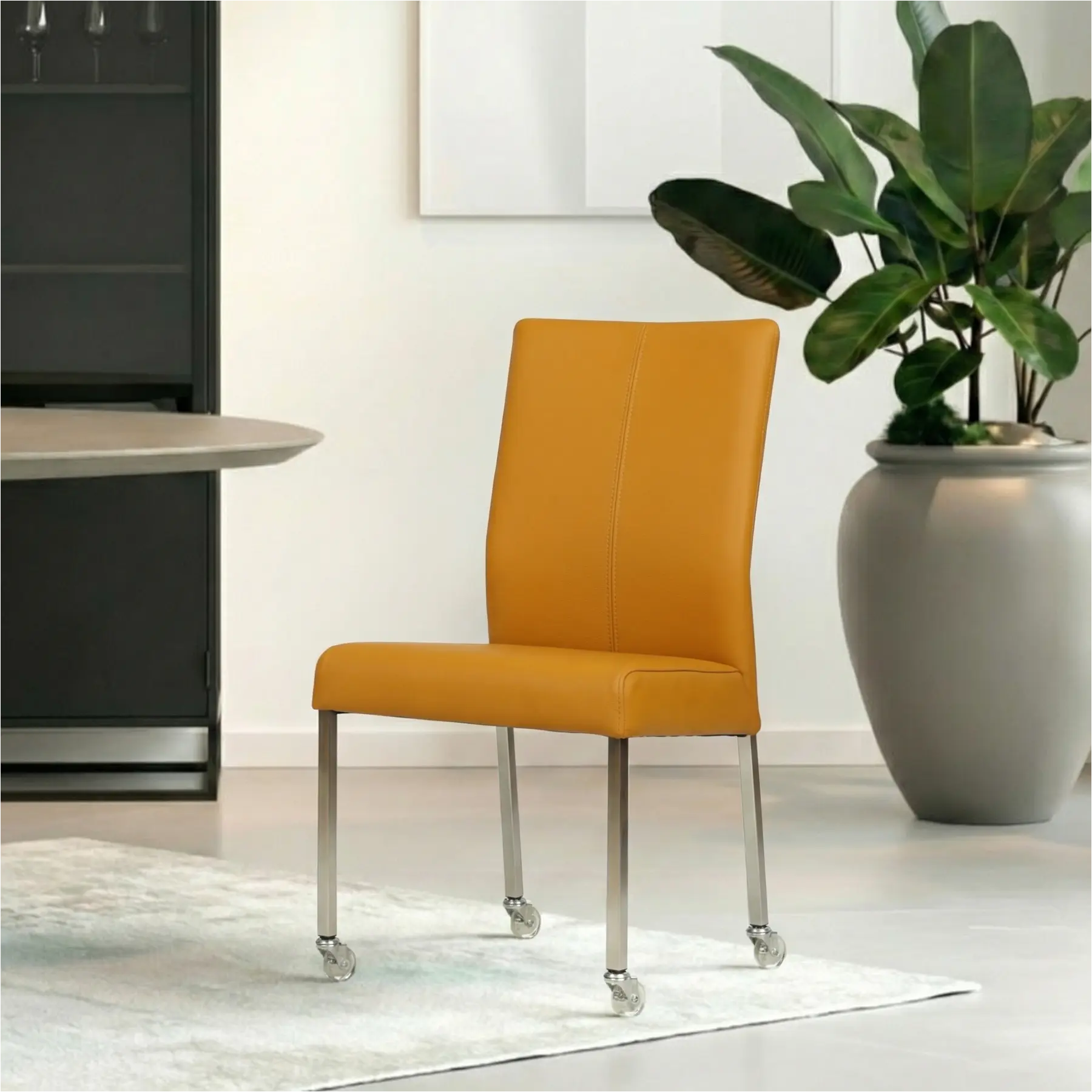 afbeelding van Leren eetkamerstoel Comfort met wieltjes - Toledo Leem (geel/bruin) - Poten staal vierkant RVS