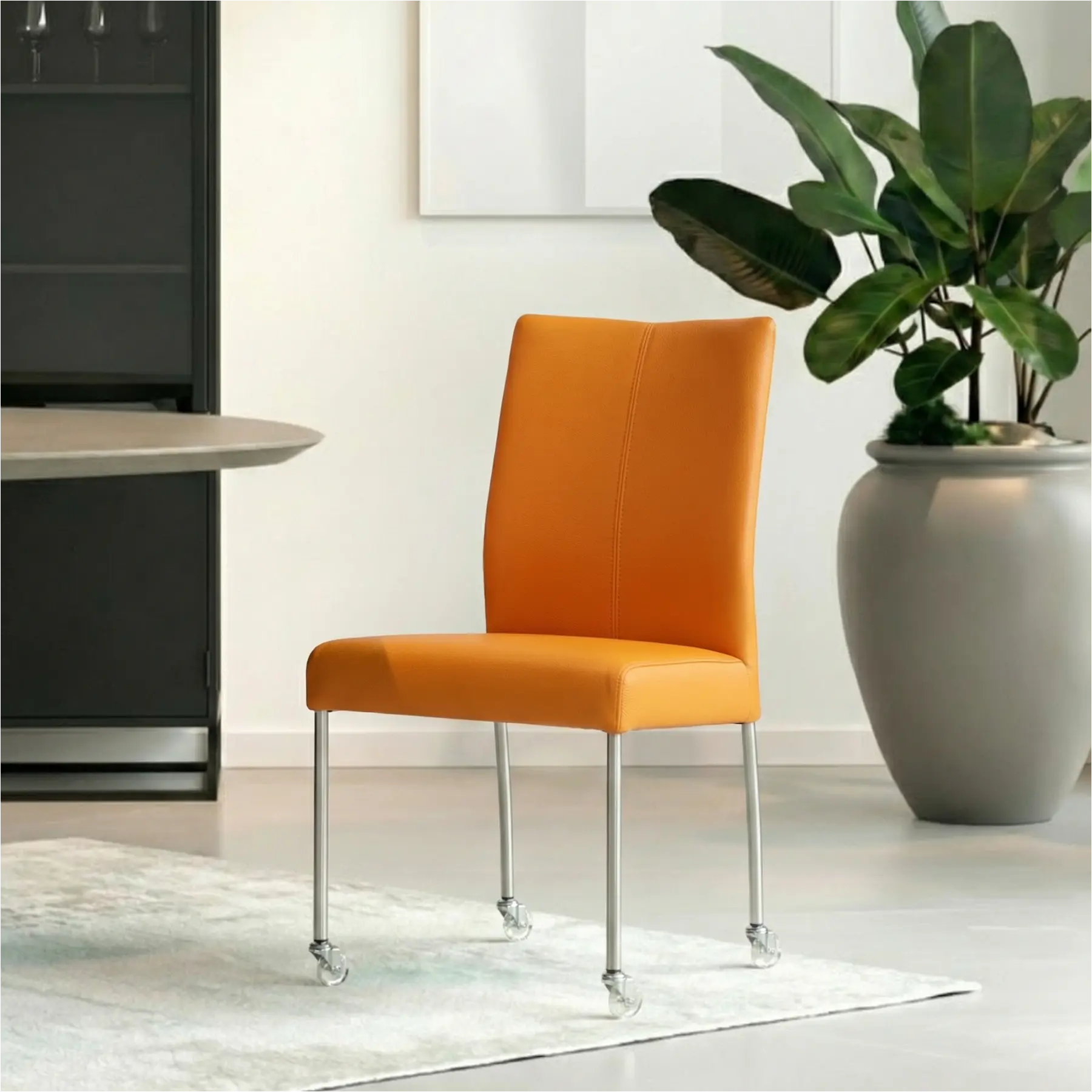 afbeelding van Leren eetkamerstoel Comfort met wieltjes - Toledo Mandarin (oranje) - Poten staal rond RVS