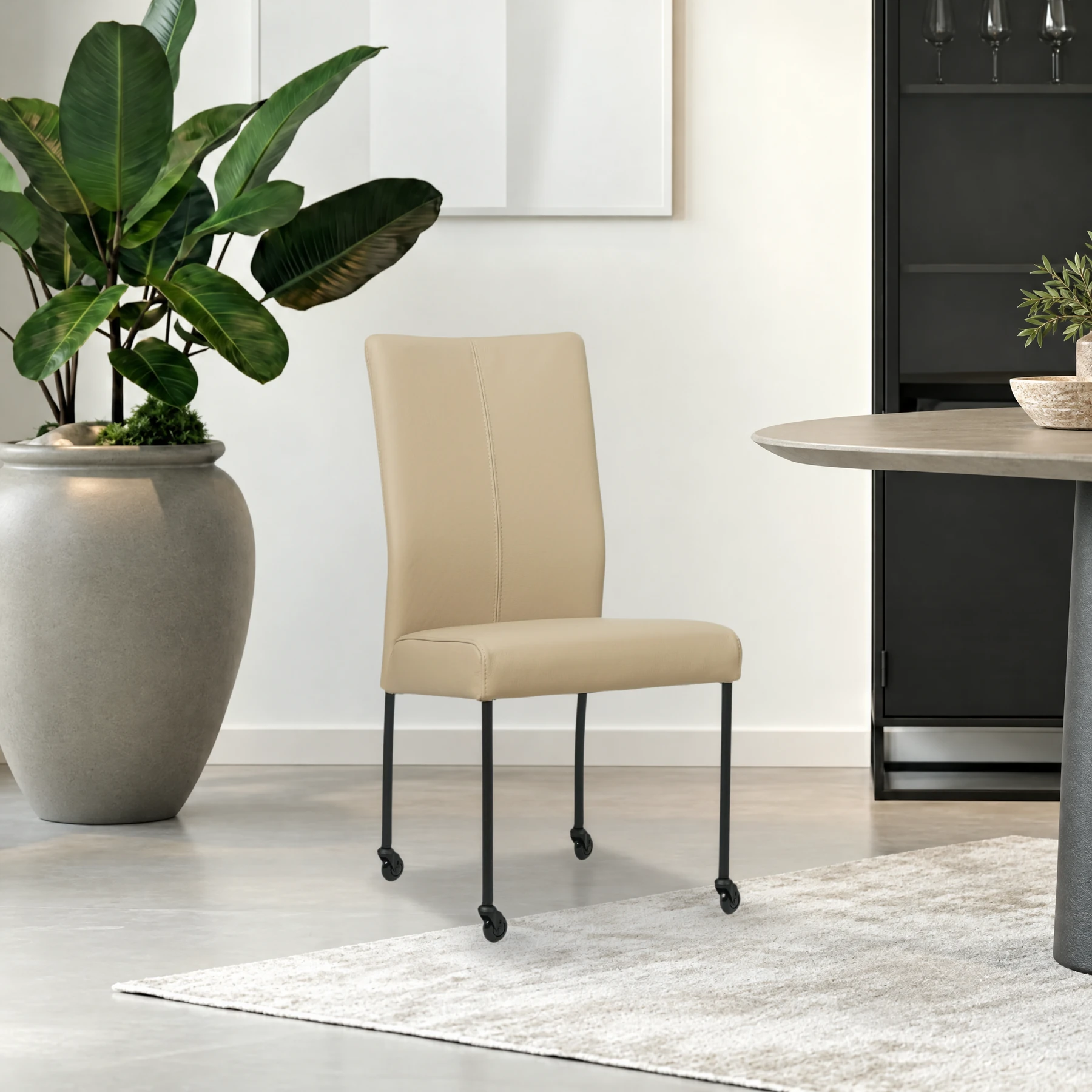 afbeelding van Leren eetkamerstoel Comfort met wieltjes - Toledo Mastic (taupe/bruin) - Poten staal rond zwart