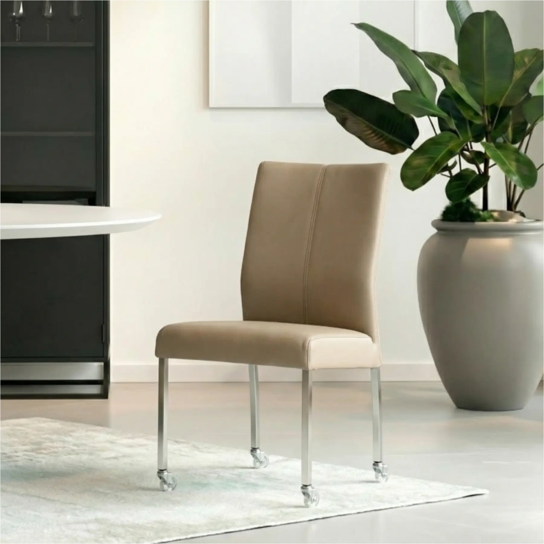 afbeelding van Leren eetkamerstoel Comfort met wieltjes - Toledo Mocca (taupe/bruin) - Poten staal vierkant RVS