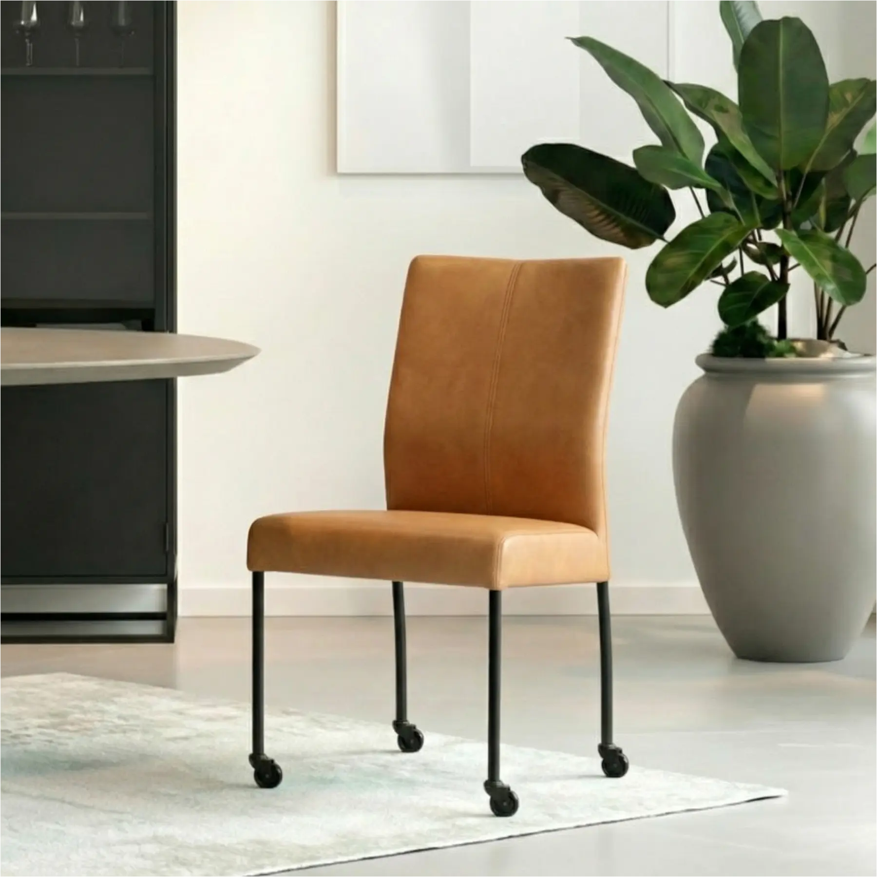 afbeelding van Leren eetkamerstoel Comfort met wieltjes - Toledo Natur (cognac) - Poten staal rond zwart