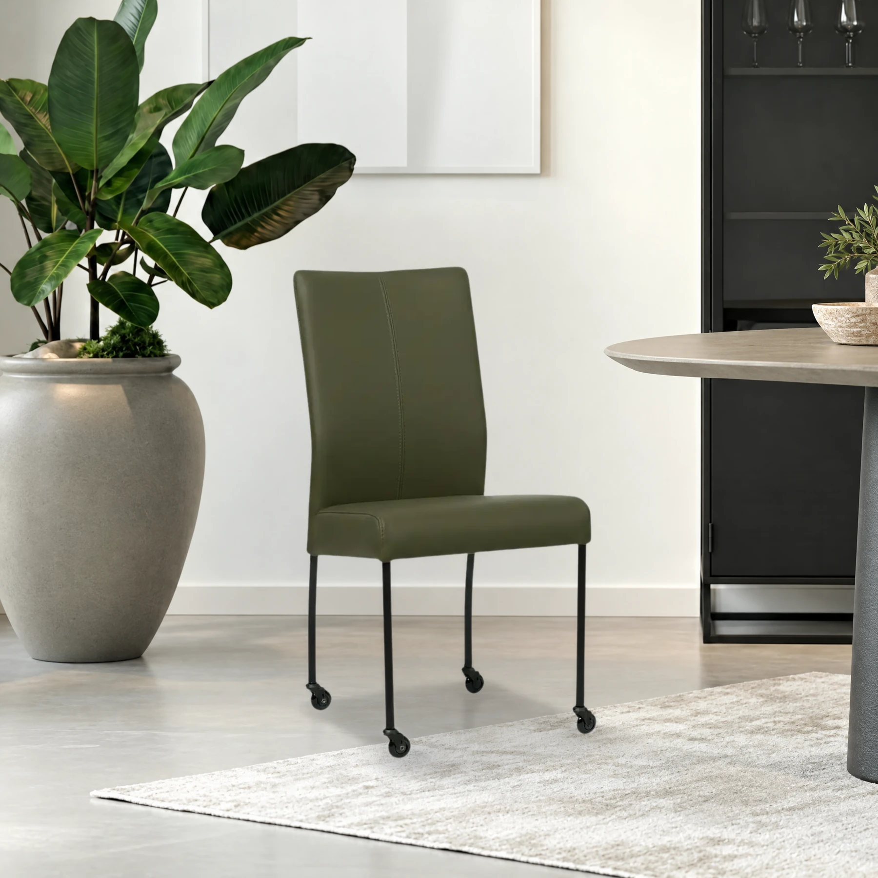 afbeelding van Leren eetkamerstoel Comfort met wieltjes - Toledo Olive (olijf/goen) - Poten staal rond zwart