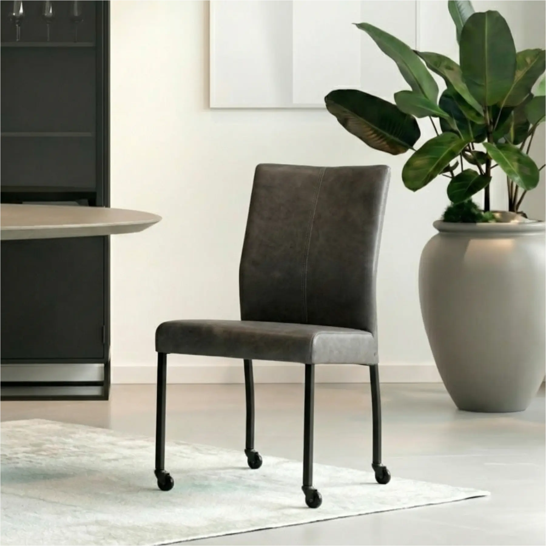 afbeelding van Leren eetkamerstoel Comfort met wieltjes - Vintage Grey (grijs) - Poten staal vierkant zwart