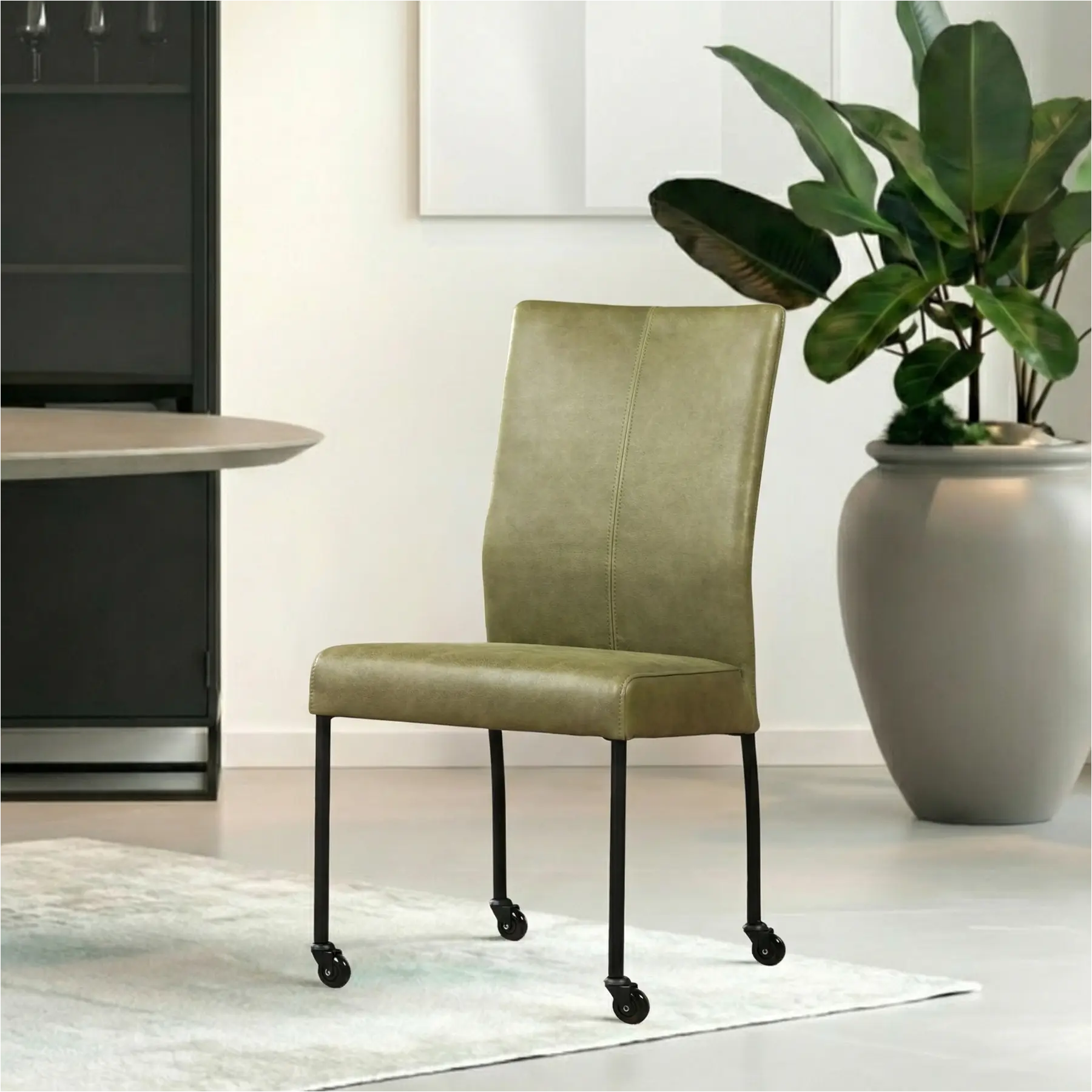 afbeelding van Leren eetkamerstoel Comfort met wieltjes - Vintage Olive (olijf/groen) - Poten staal rond zwart