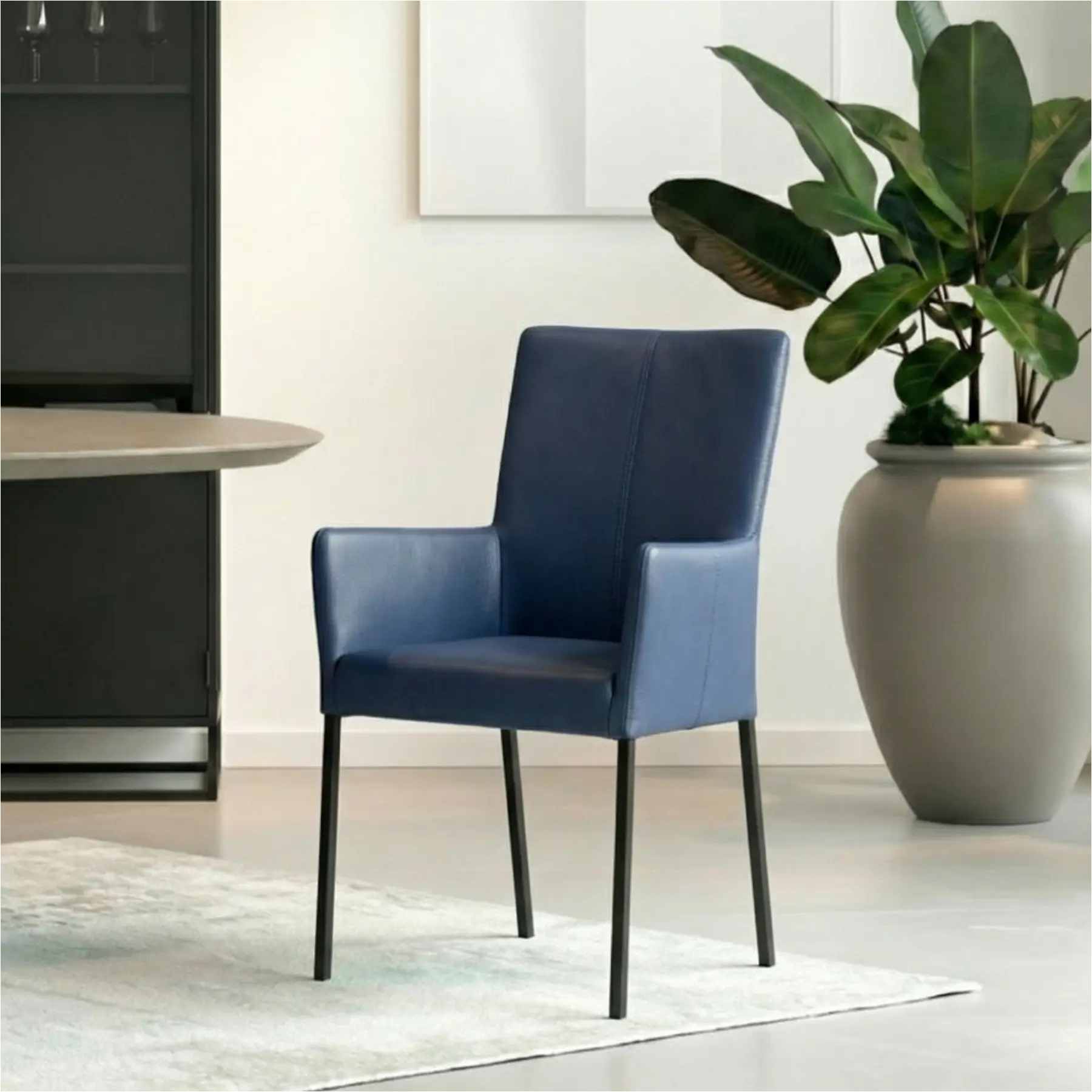 afbeelding van Leren eetkamerstoel Daily met armleuning - Hermes Kobalt (blauw) - Poten staal vierkant zwart