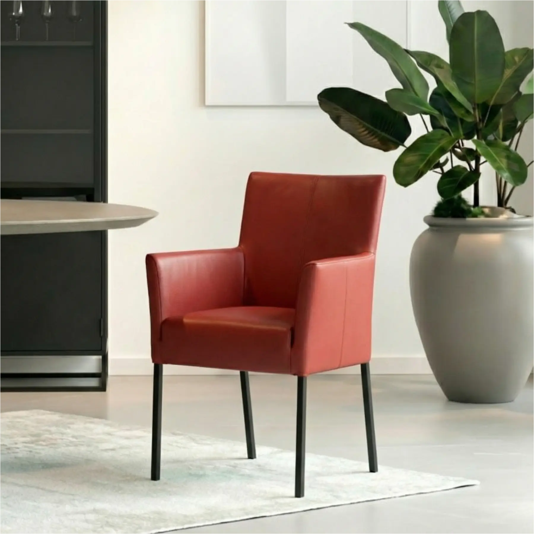 afbeelding van Leren eetkamerstoel Daily met armleuning - Toledo Cherry (rood) - Poten staal vierkant zwart