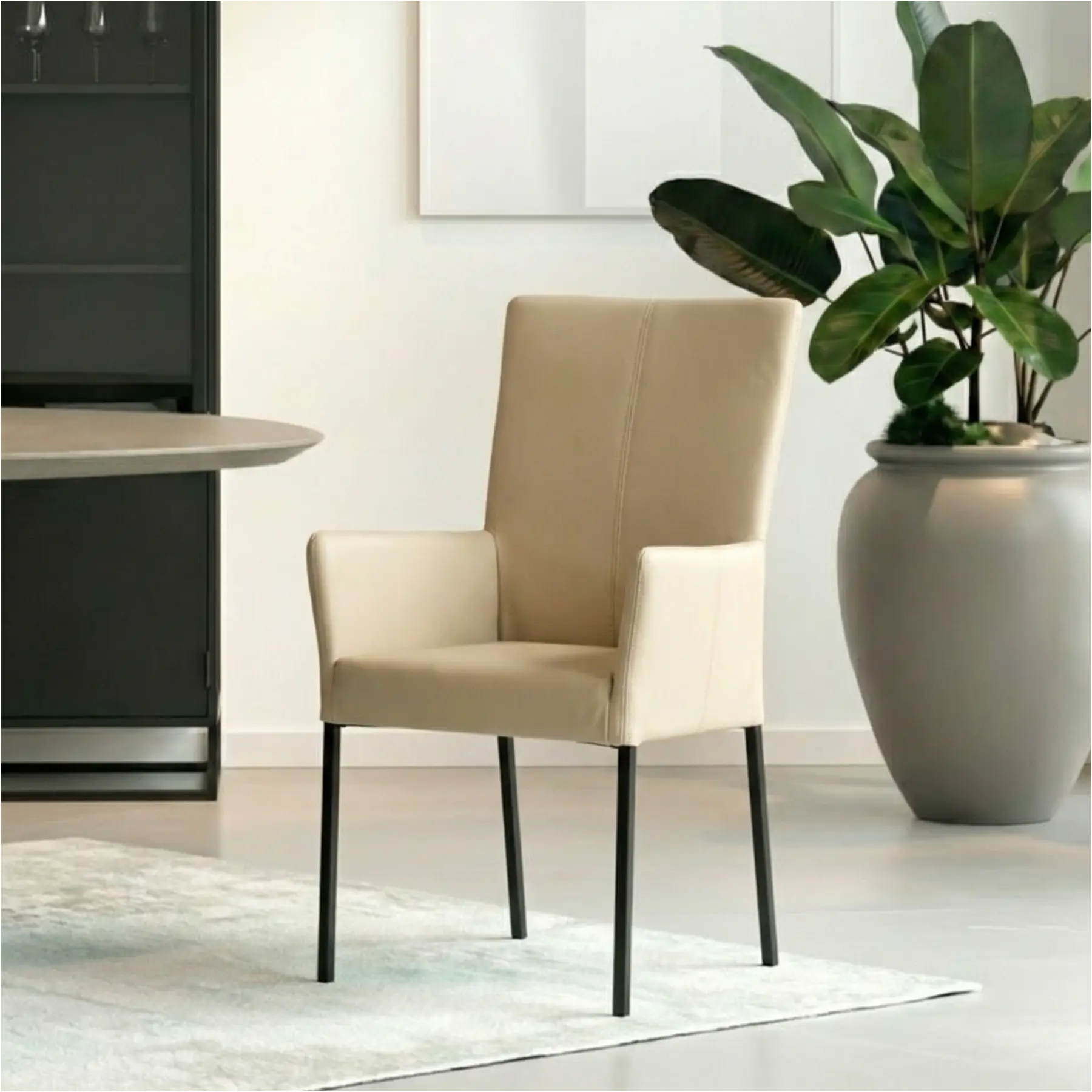 afbeelding van Leren eetkamerstoel Daily met armleuning - Toledo Mastic (taupe/bruin) - Poten staal vierkant zwart