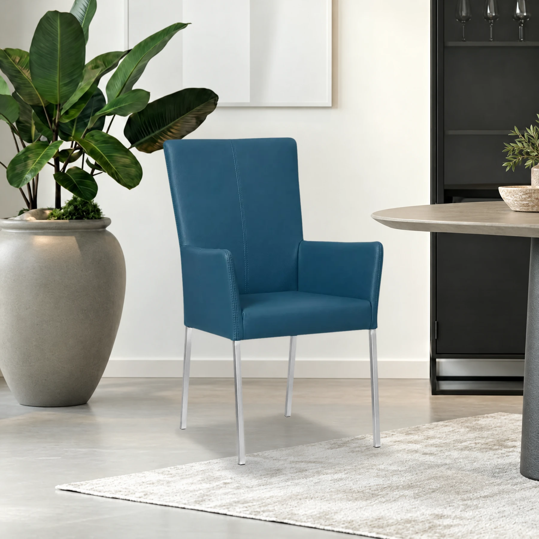 afbeelding van Leren eetkamerstoel Daily met armleuning - Toledo Turquoise (blauw) - Poten staal vierkant RVS