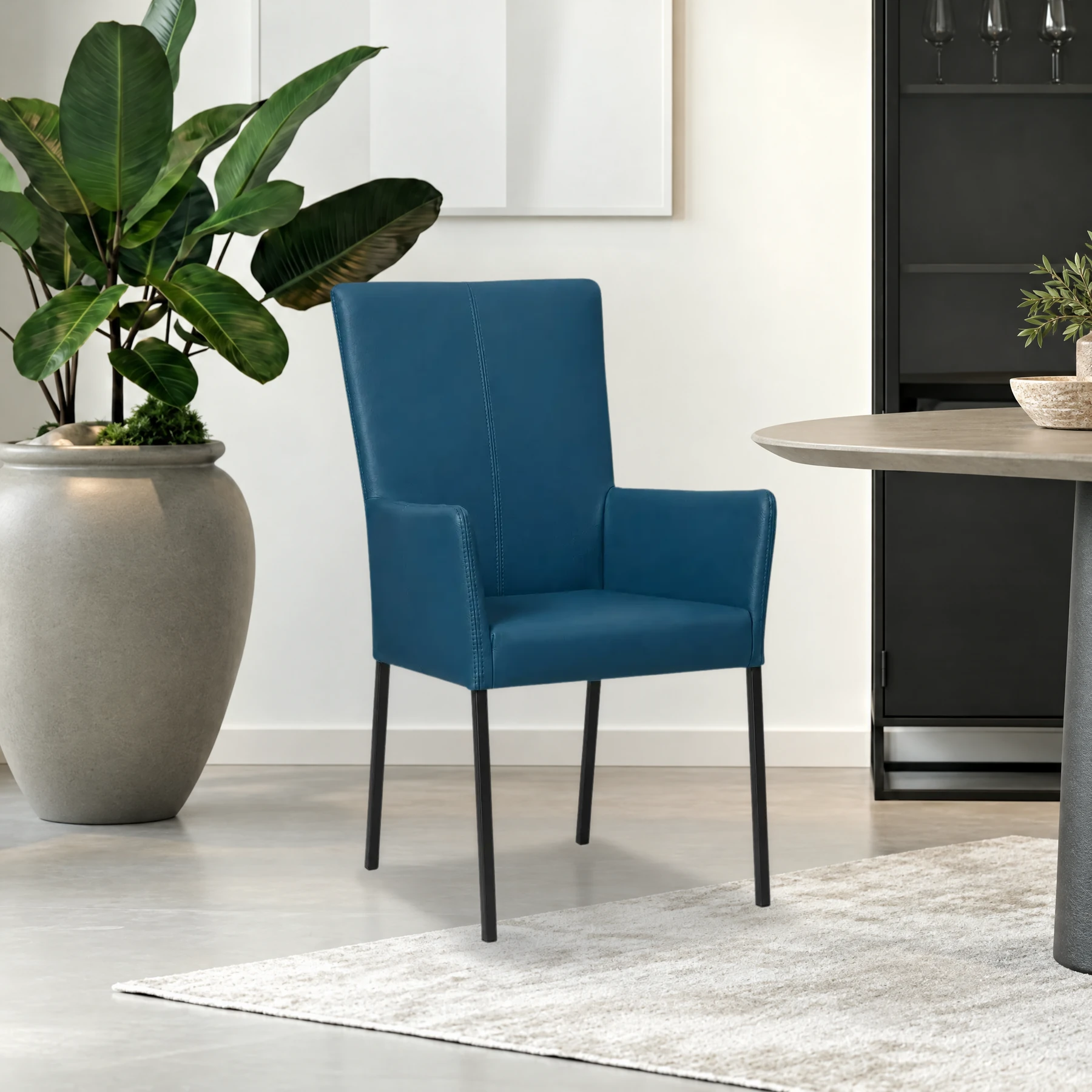 afbeelding van Leren eetkamerstoel Daily met armleuning - Toledo Turquoise (blauw) - Poten staal vierkant zwart