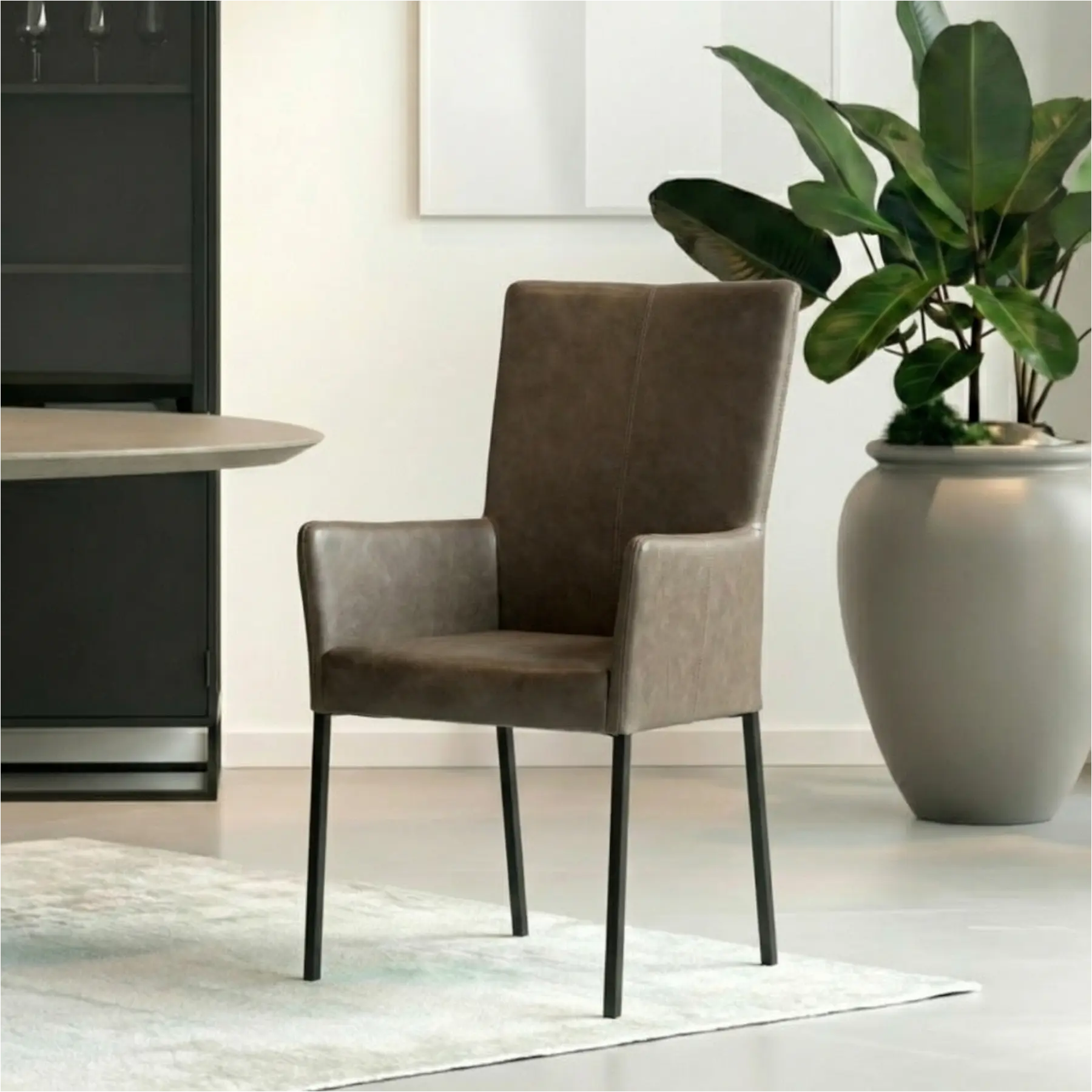 afbeelding van Leren eetkamerstoel Daily met armleuning - Vintage Elephant (donkerbruin) - Poten staal vierkant zwart