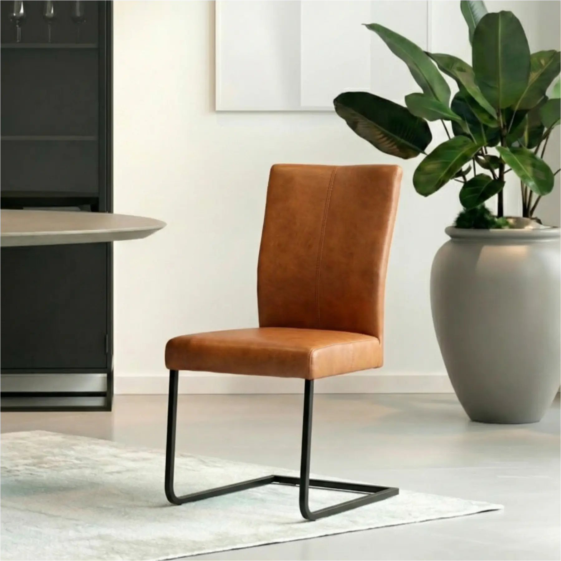 afbeelding van Leren eetkamerstoel Dare - Granada Savannah (cognac) - Sledepoot staal vierkant zwart