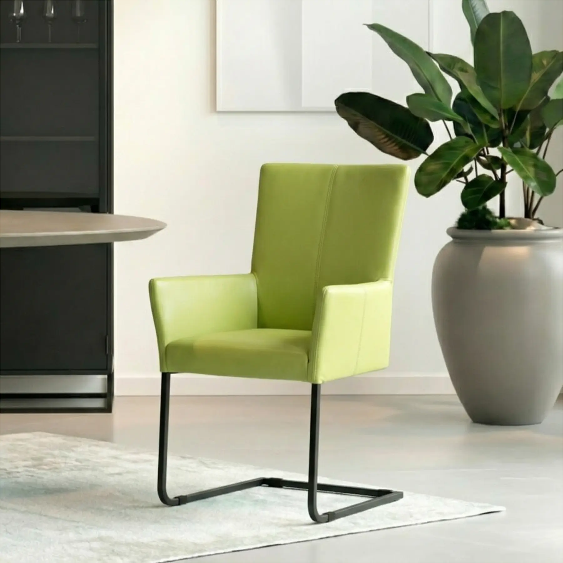 afbeelding van Leren eetkamerstoel Dare met armleuning - Toledo Lime (felgroen) - Sledepoot staal vierkant zwart