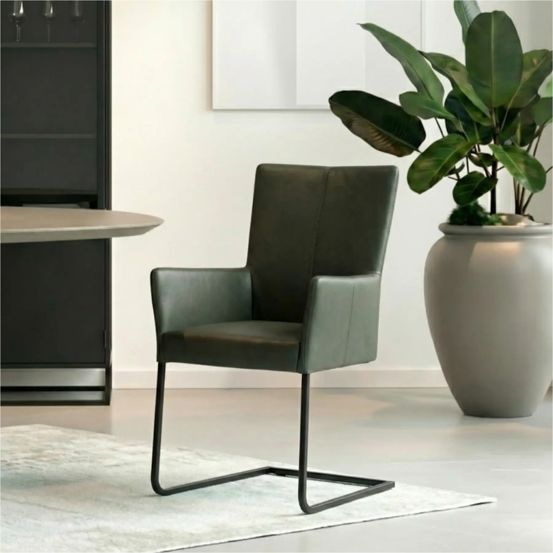 afbeelding van Leren eetkamerstoel Dare met armleuning - Toledo Verde (donkergroen) - Sledepoot staal vierkant zwart