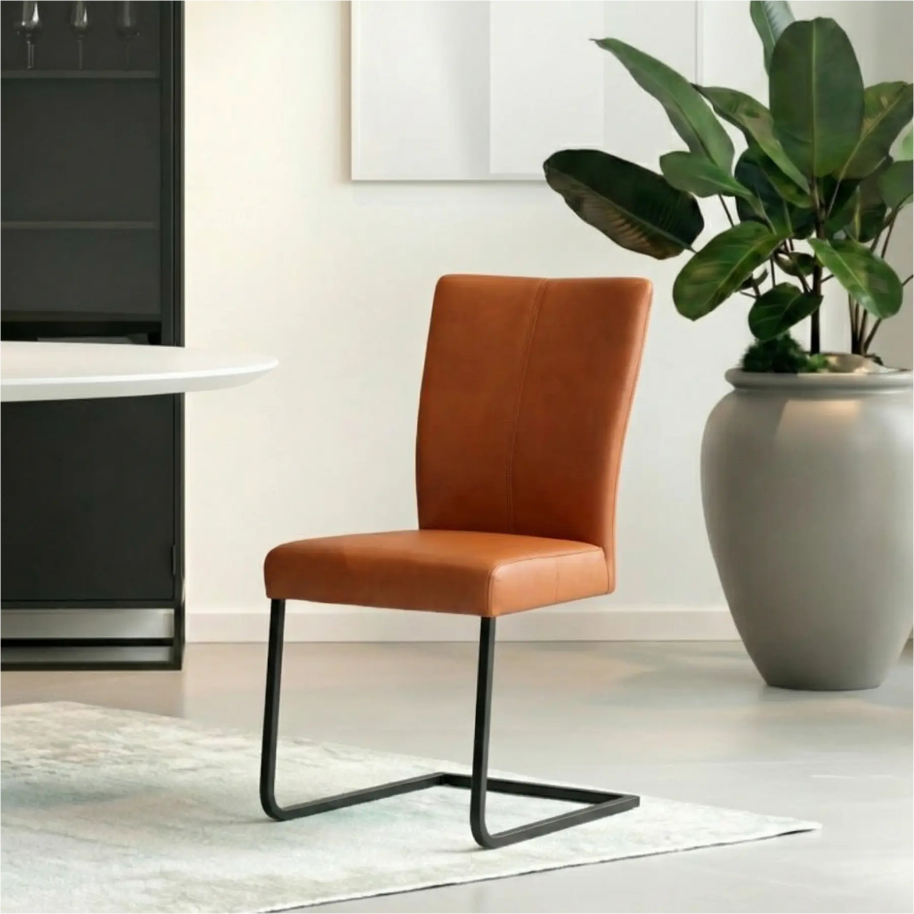 afbeelding van Leren eetkamerstoel Dare - Toledo Natur (cognac) - Sledepoot staal vierkant zwart