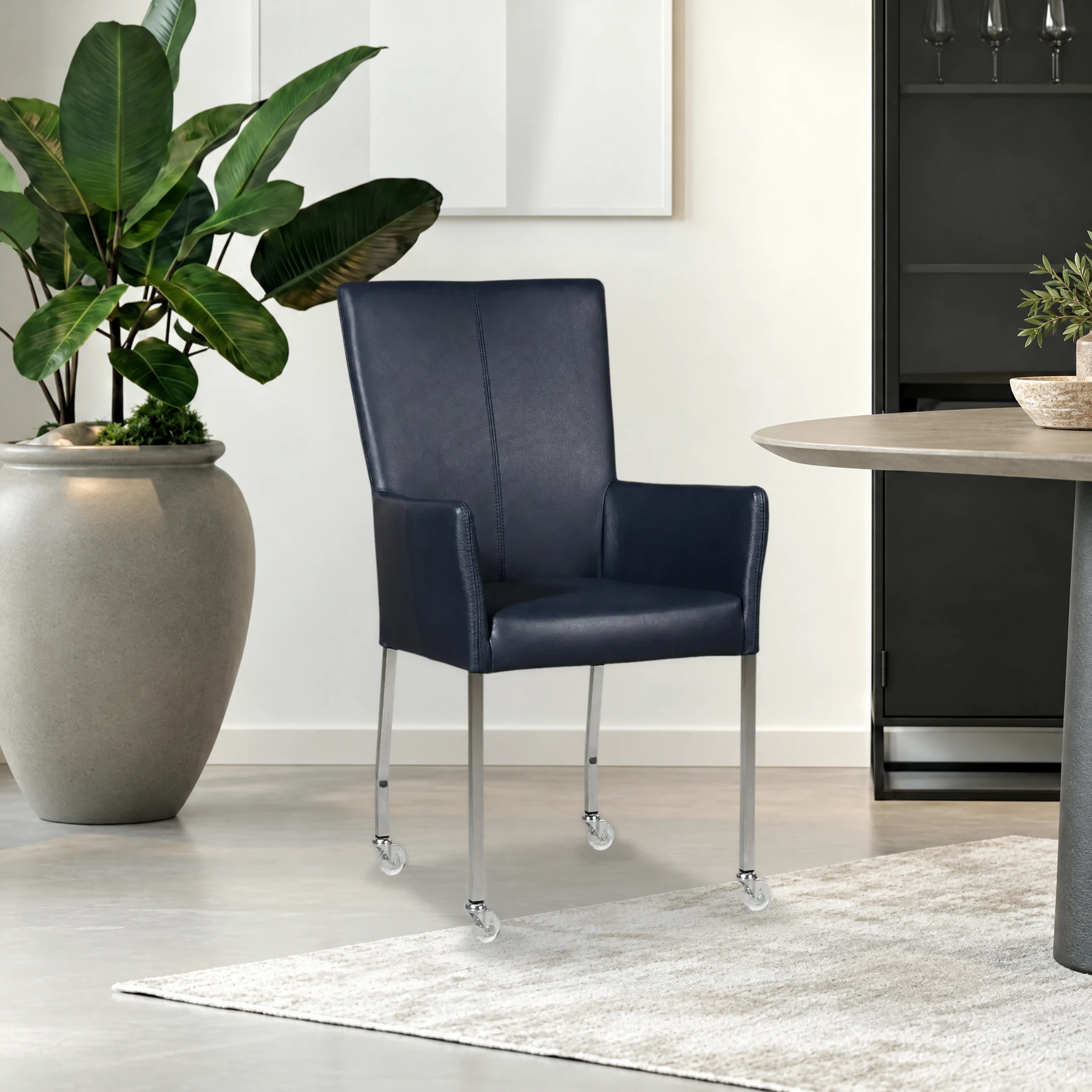 afbeelding van Leren eetkamerstoel Deal met armleuning - Granada Blue (blauw) - Poten staal vierkant RVS