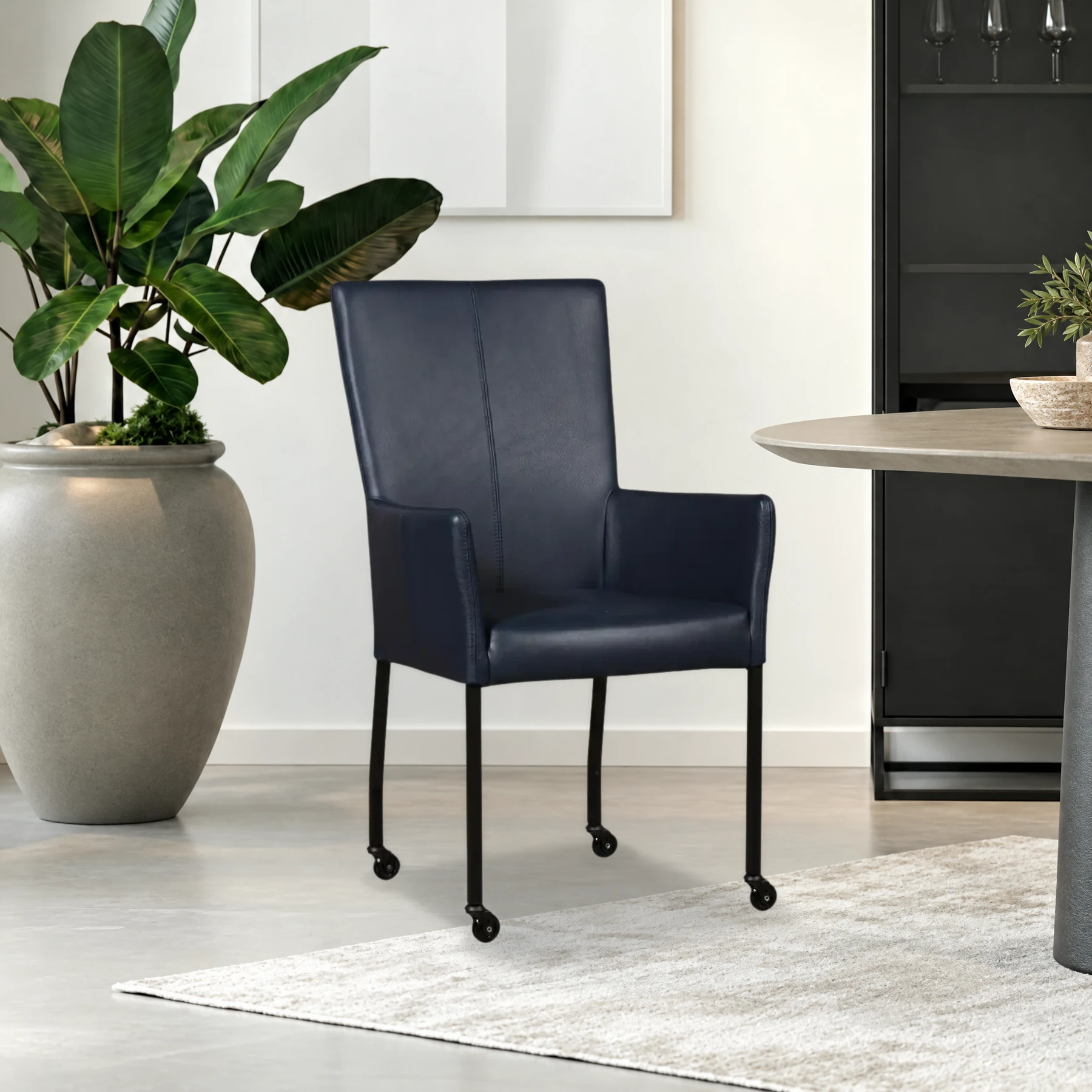 afbeelding van Leren eetkamerstoel Deal met armleuning - Granada Blue (blauw) - Poten staal vierkant zwart